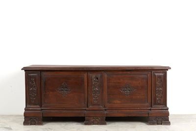 Cassapanca in legno di noce, XVII secolo