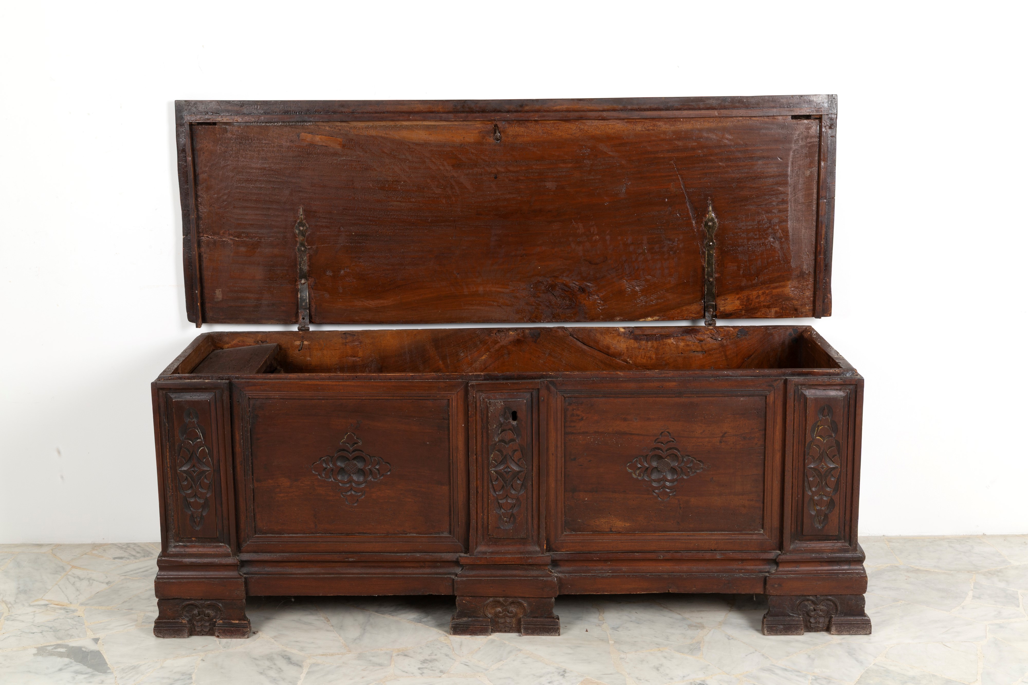 Cassapanca in legno di noce, XVII secolo
