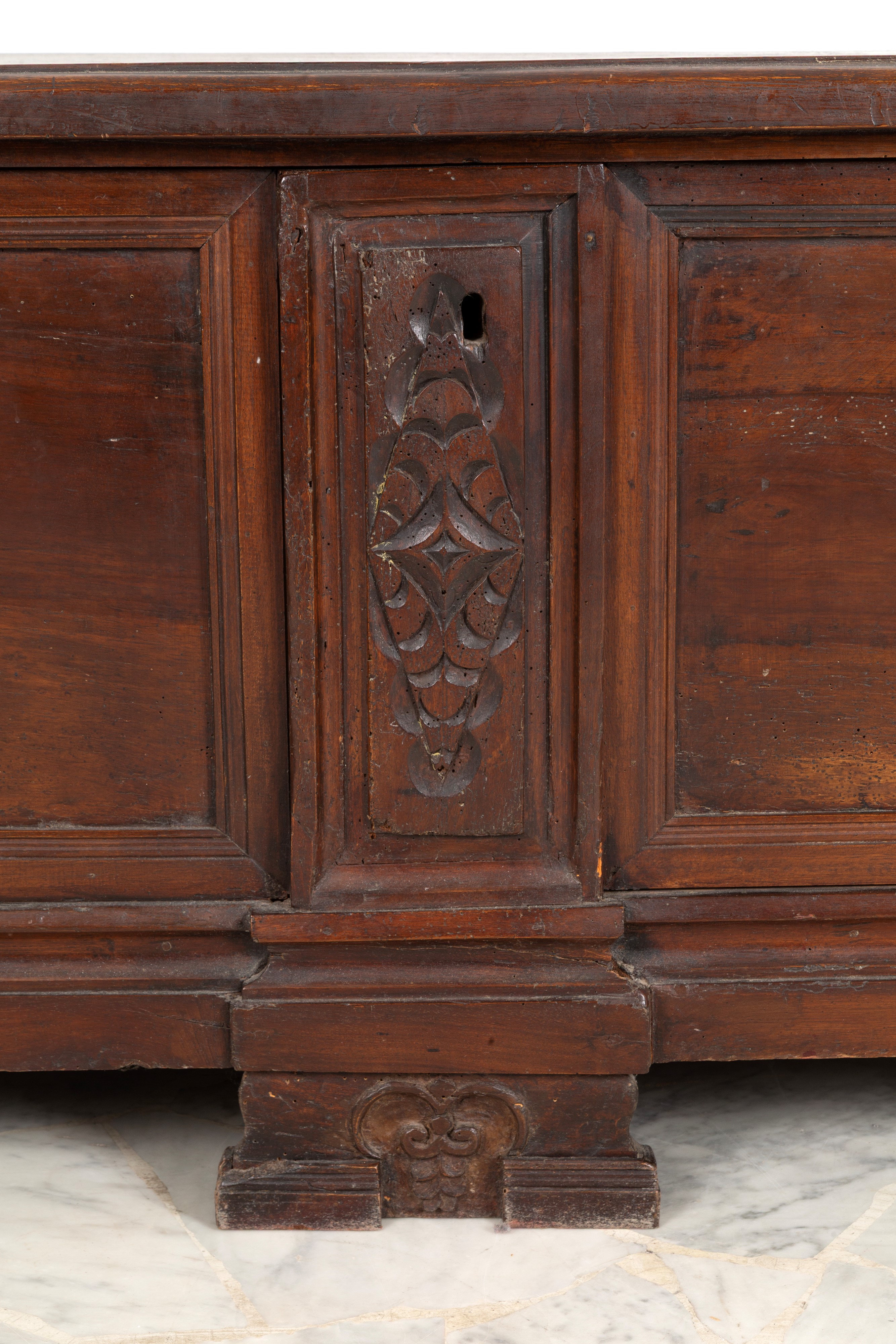 Cassapanca in legno di noce, XVII secolo