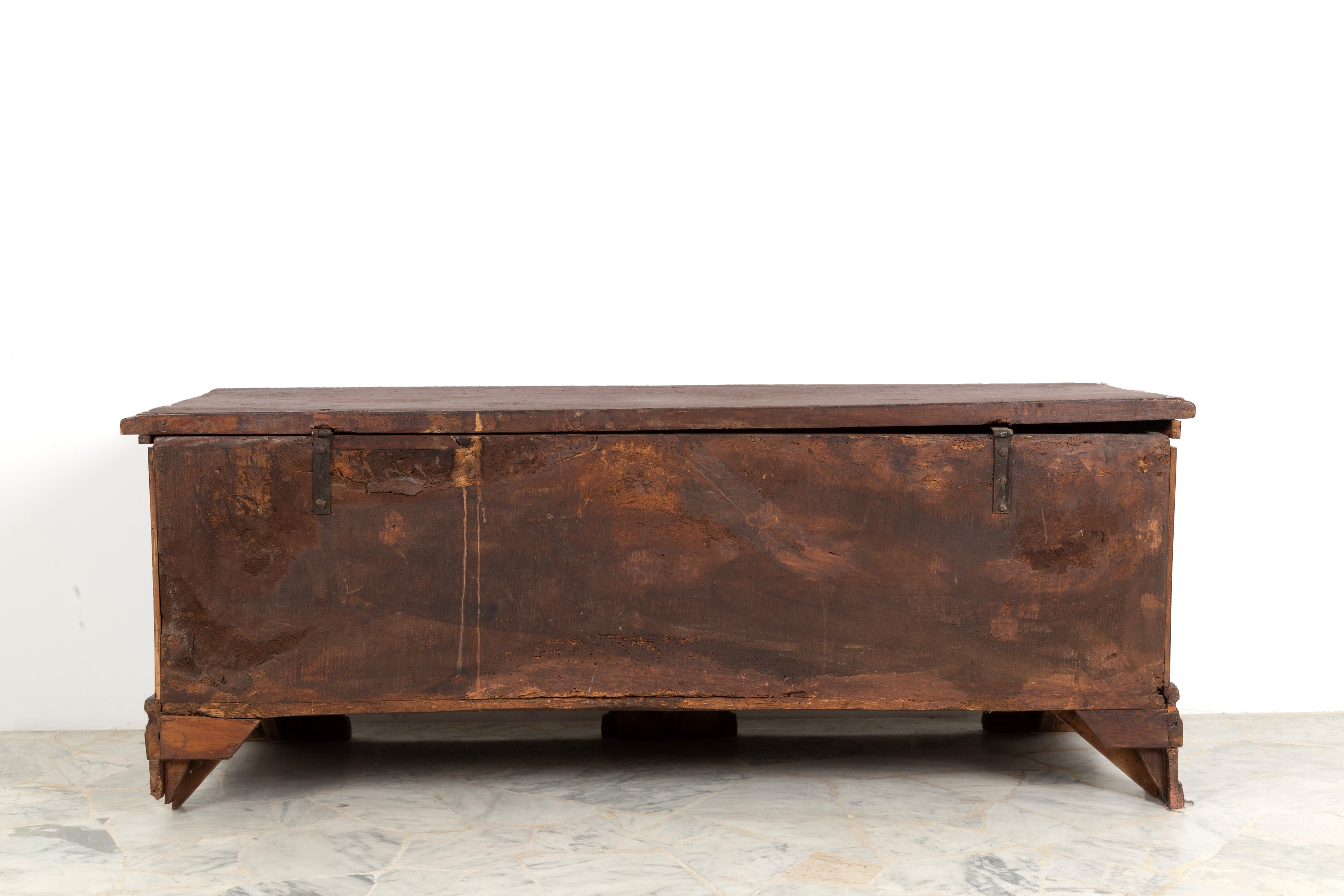 Cassapanca in legno di noce, XVII secolo