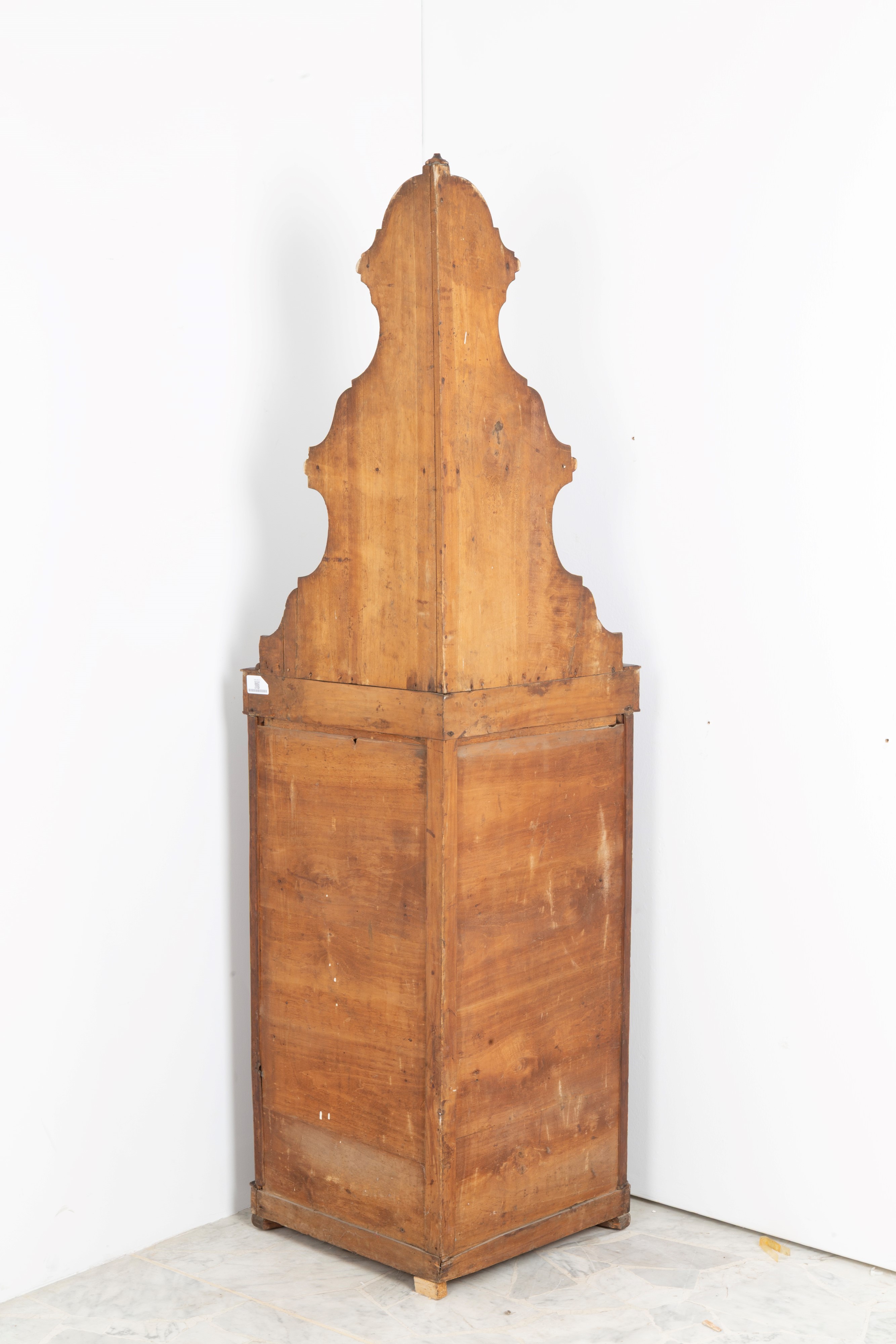 Angoliera con alzata in legno di noce, XIX secolo