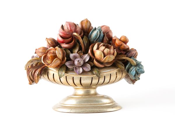 Cachepot with wooden flowers