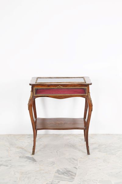 Tavolino a teca, legno intarsiato con finiture in bronzo dorato, Napoleone III