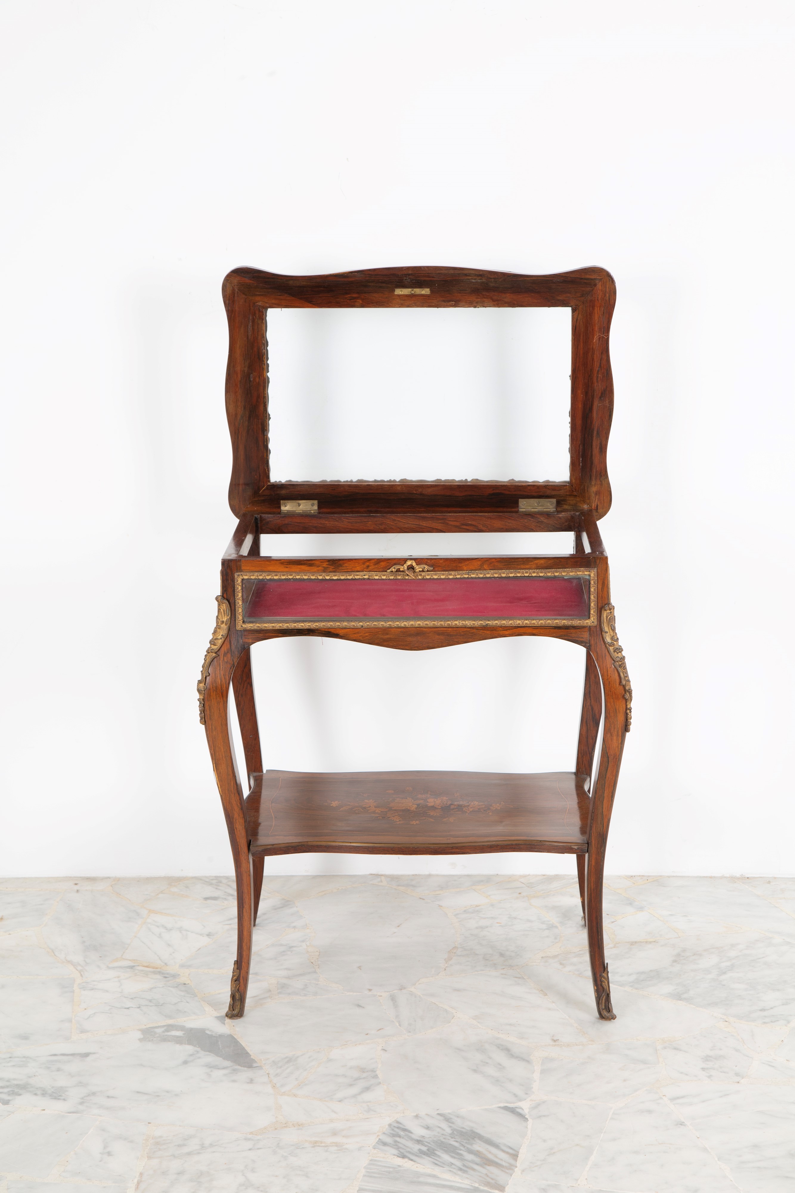 Tavolino a teca, legno intarsiato con finiture in bronzo dorato, Napoleone III
