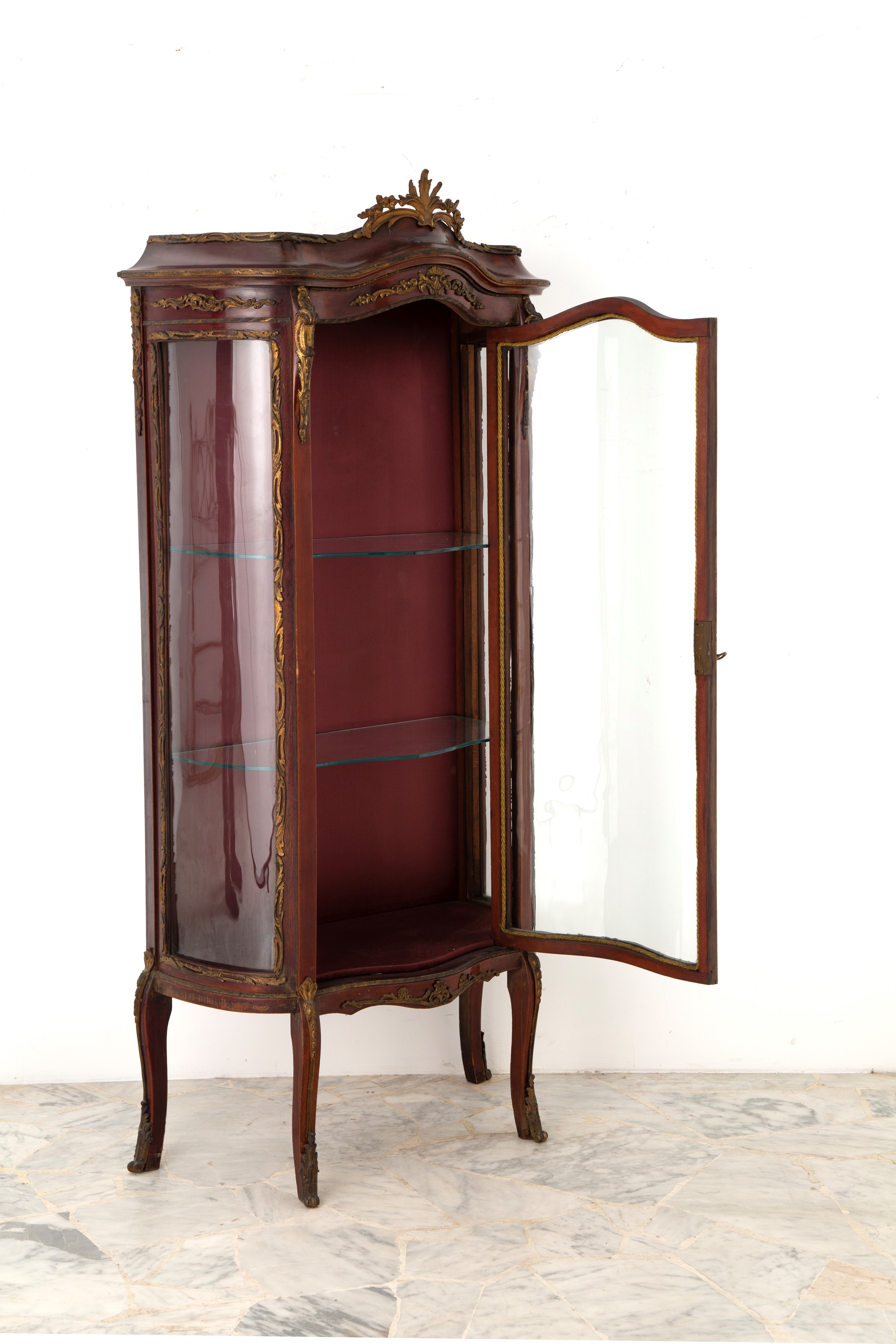 Vetrinetta bombata in legno tinto con finiture in bronzo dorato, periodo Napoleone III