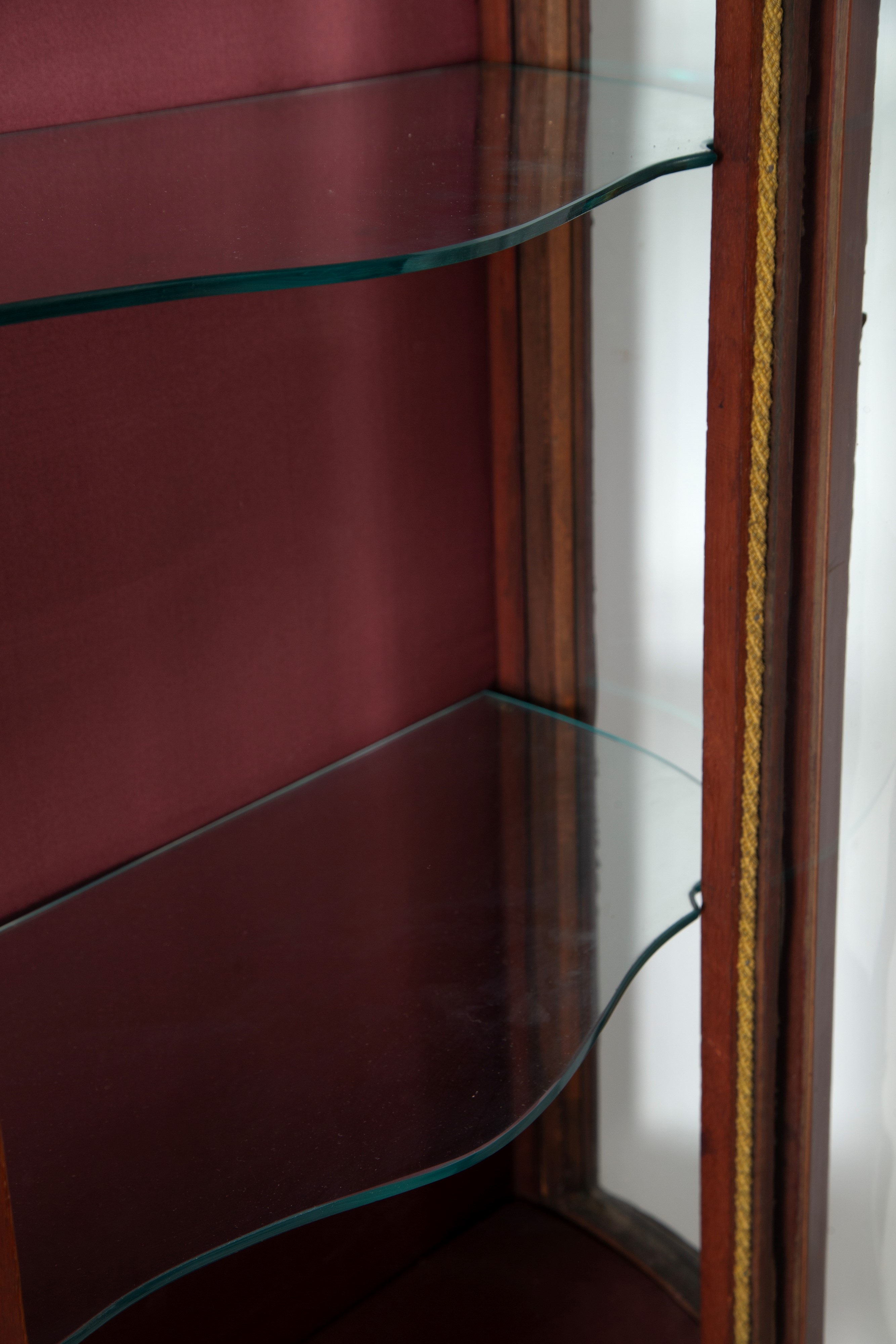 Vetrinetta bombata in legno tinto con finiture in bronzo dorato, periodo Napoleone III