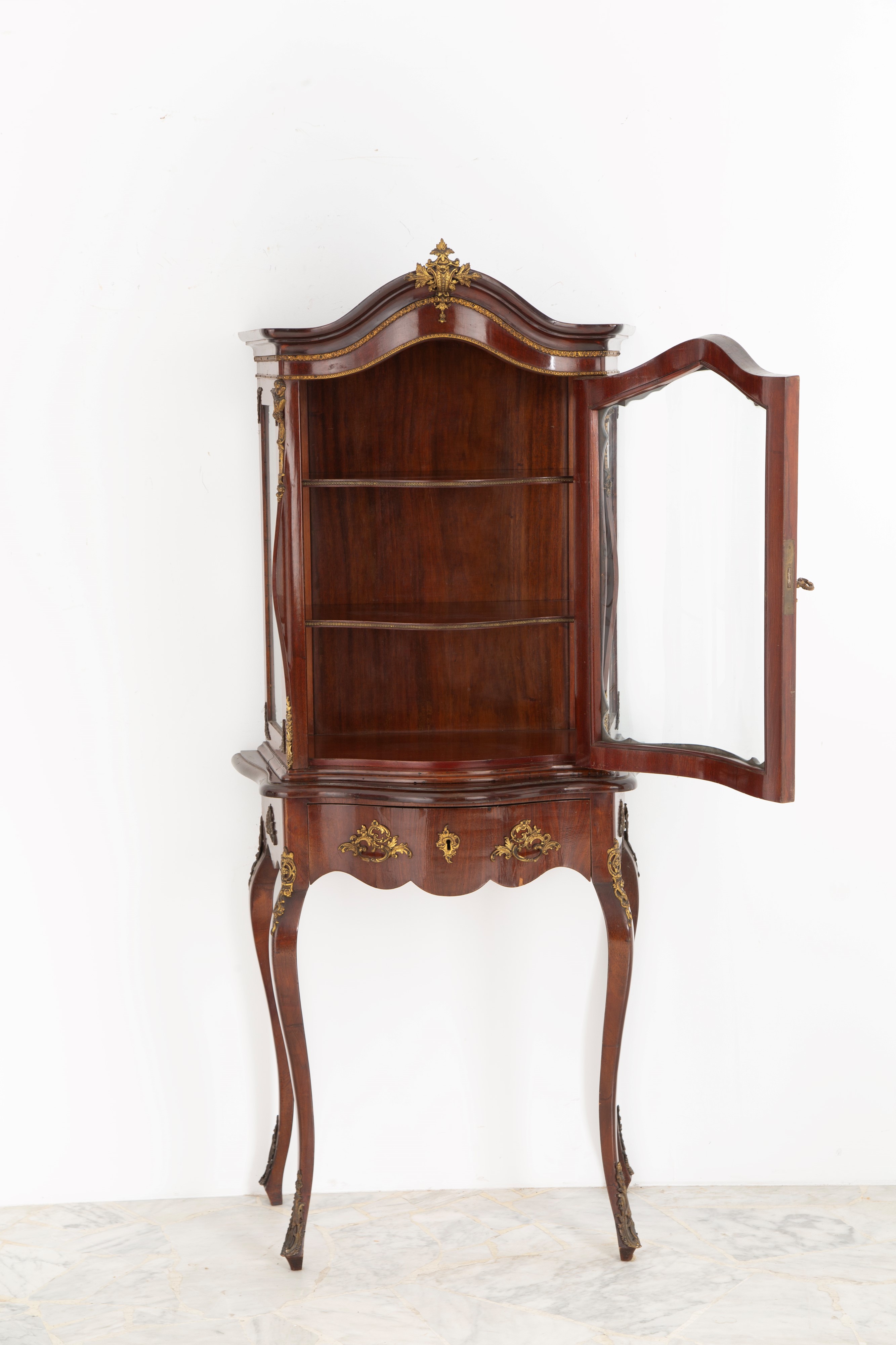 Vetrinetta gamba alta, mogano con finiture in bronzo dorato, periodo Napoleone III