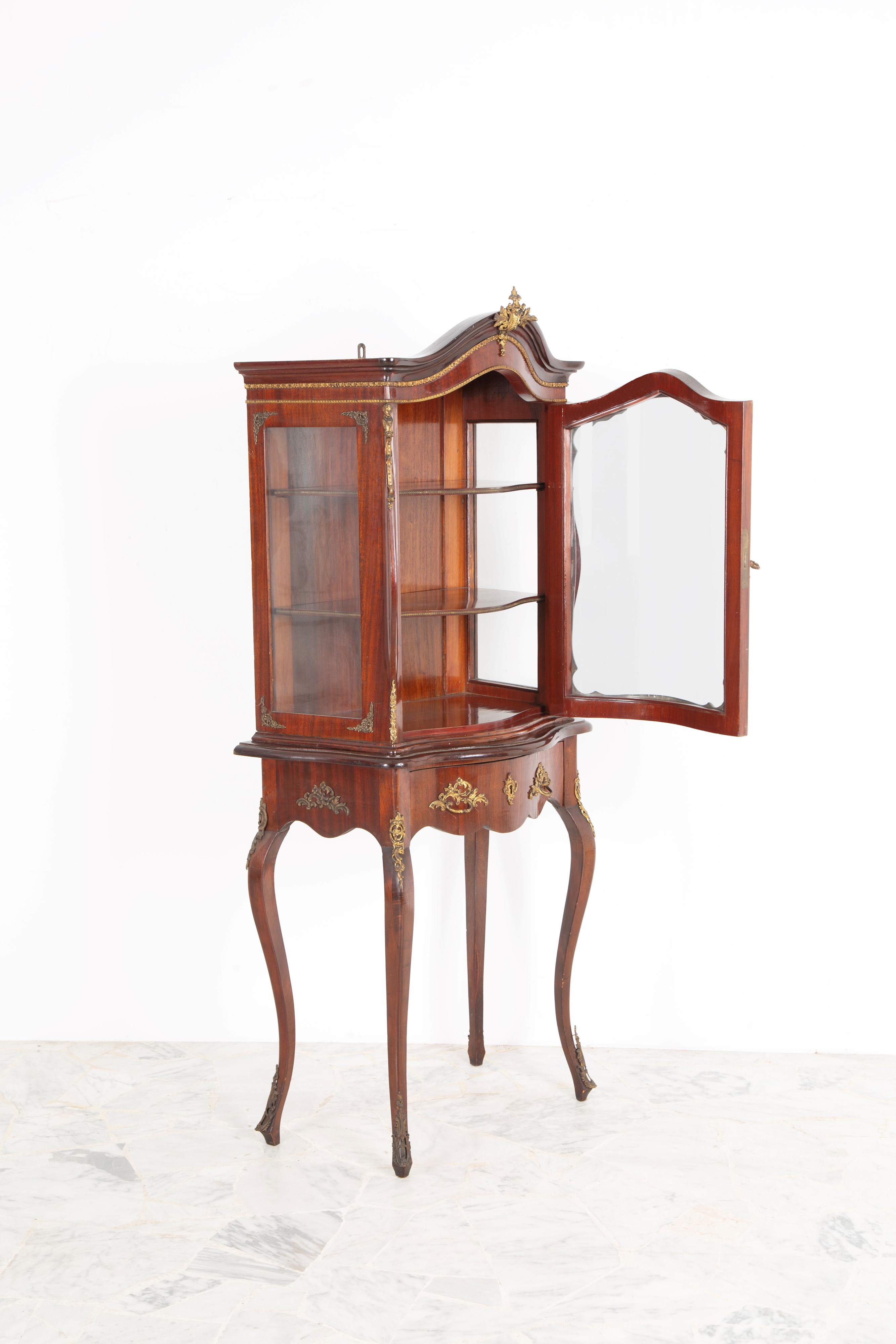 Vetrinetta gamba alta, mogano con finiture in bronzo dorato, periodo Napoleone III