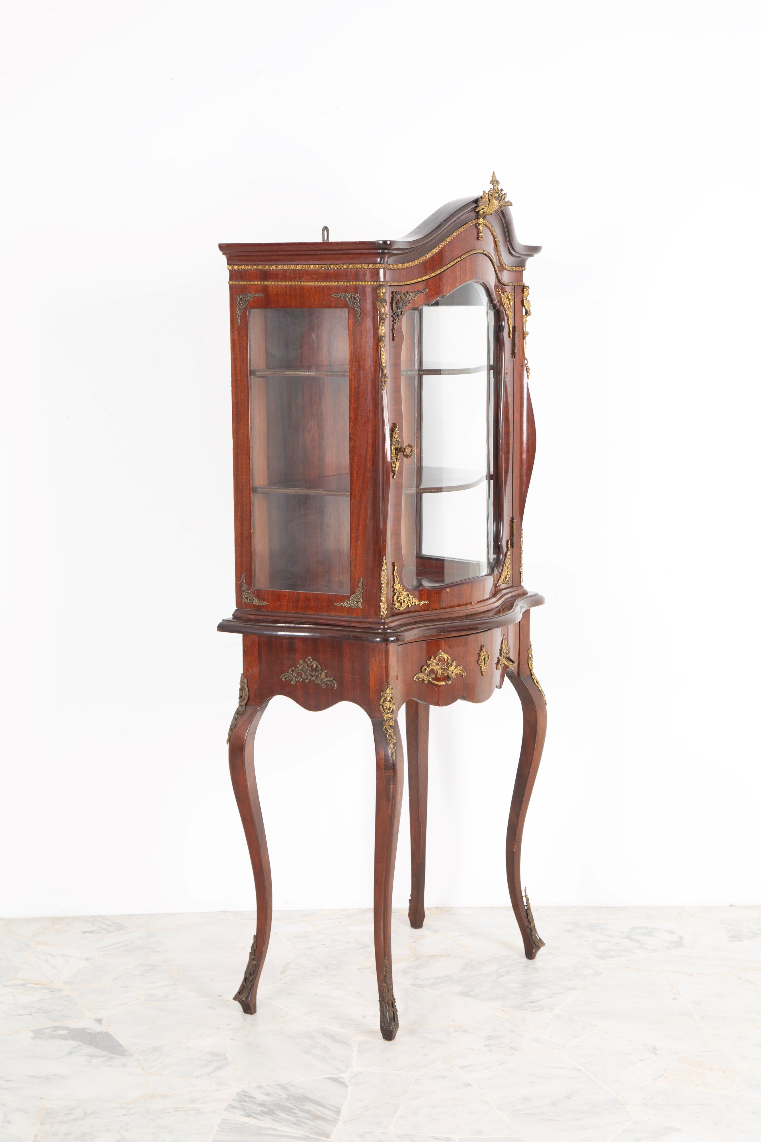 Vetrinetta gamba alta, mogano con finiture in bronzo dorato, periodo Napoleone III