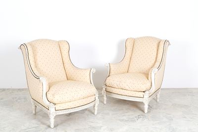 Coppia di bergère in legno laccato, rivestite in cotone floreale, fine XIX secolo
