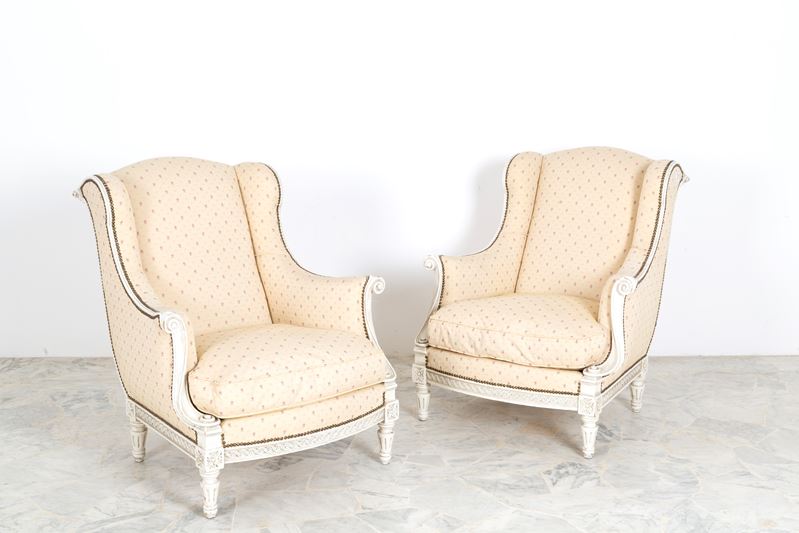 Coppia di bergère in legno laccato, rivestite in cotone floreale, fine XIX secolo