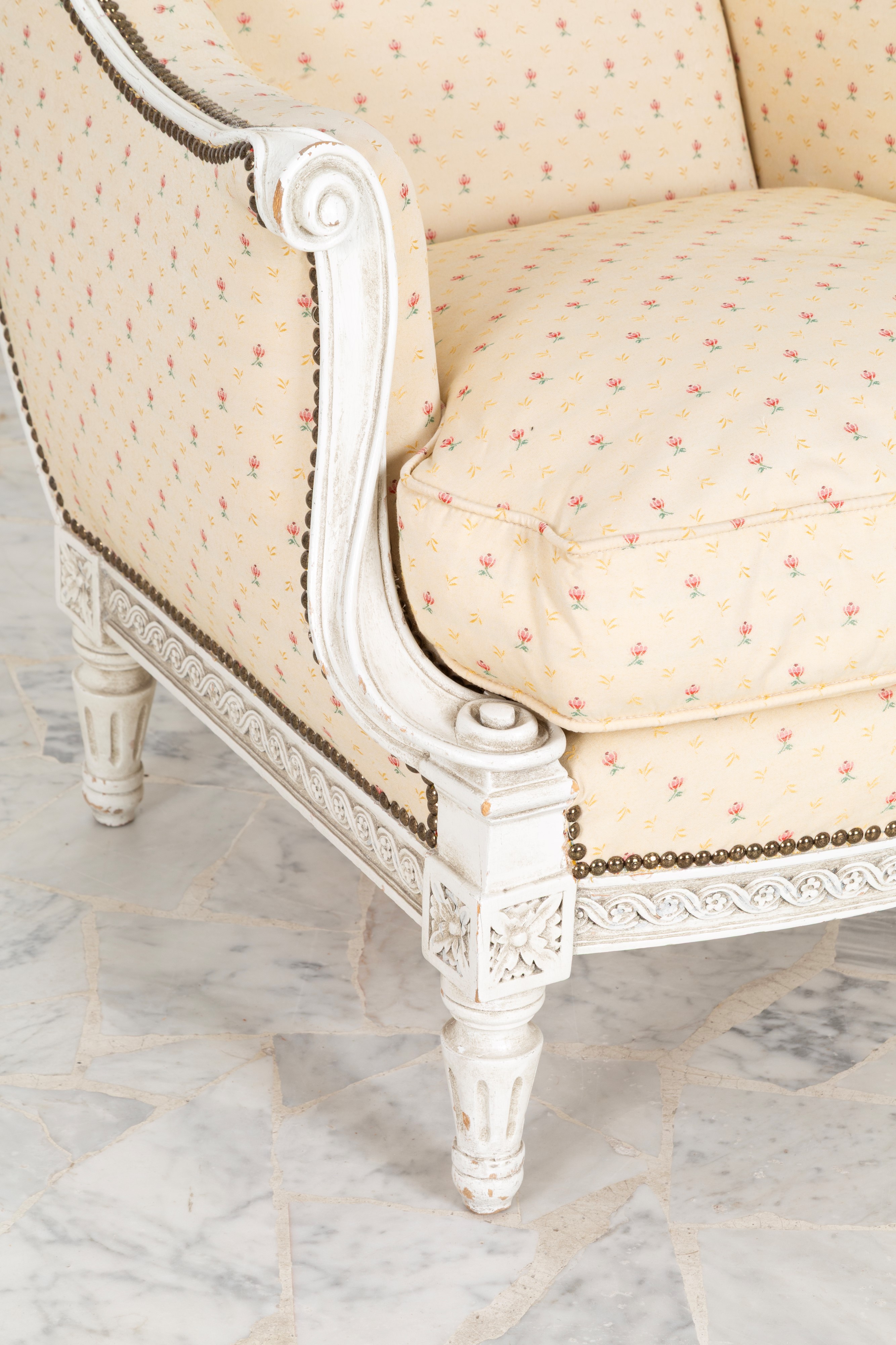 Coppia di bergère in legno laccato, rivestite in cotone floreale, fine XIX secolo