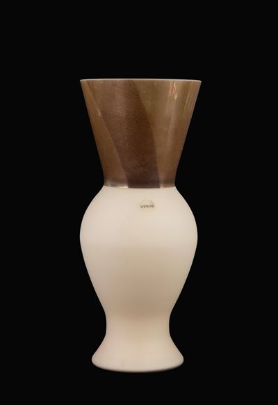Vaso modello Principe, vetro lattimo e dorato di Murano
