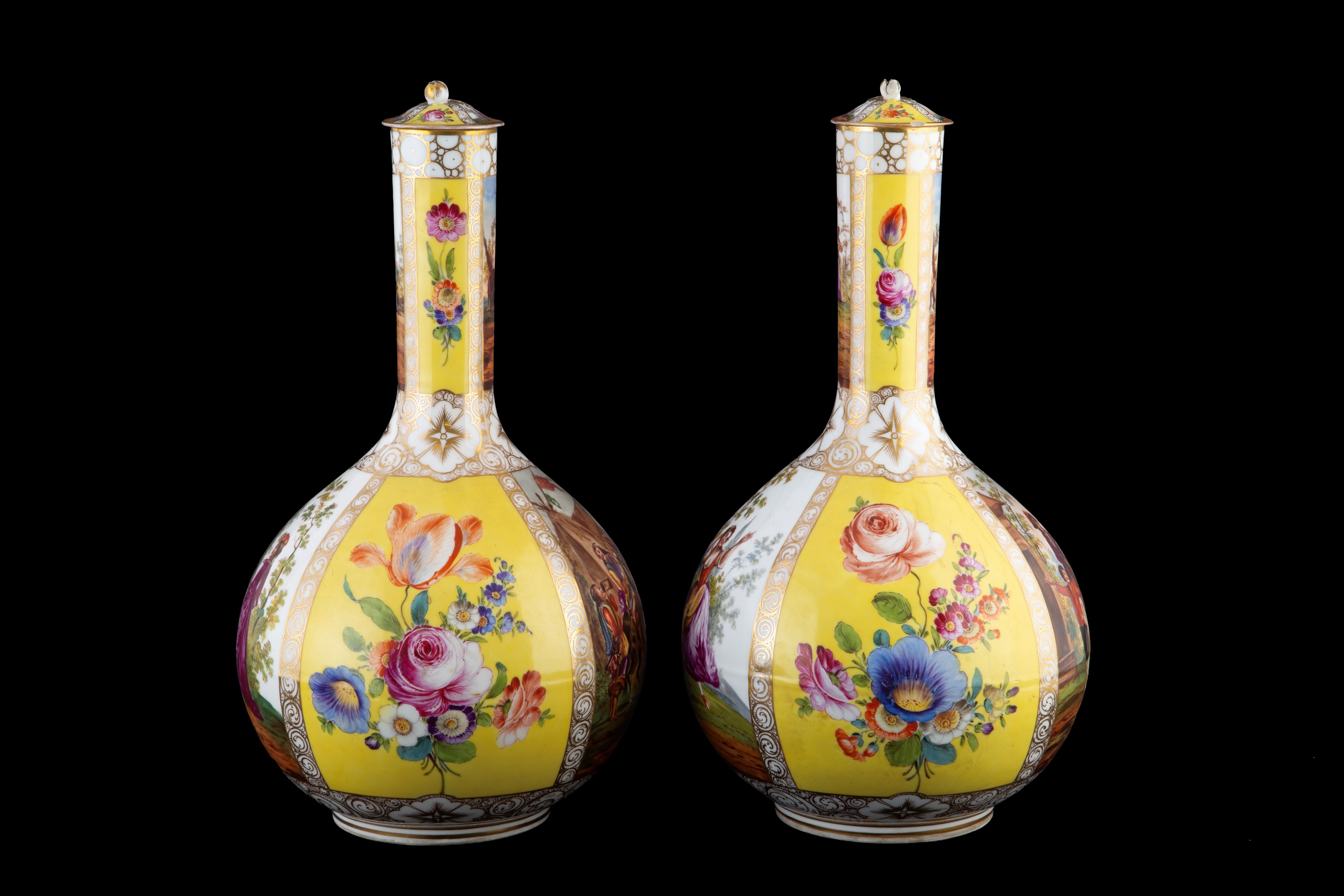 Due vasi a fondo giallo