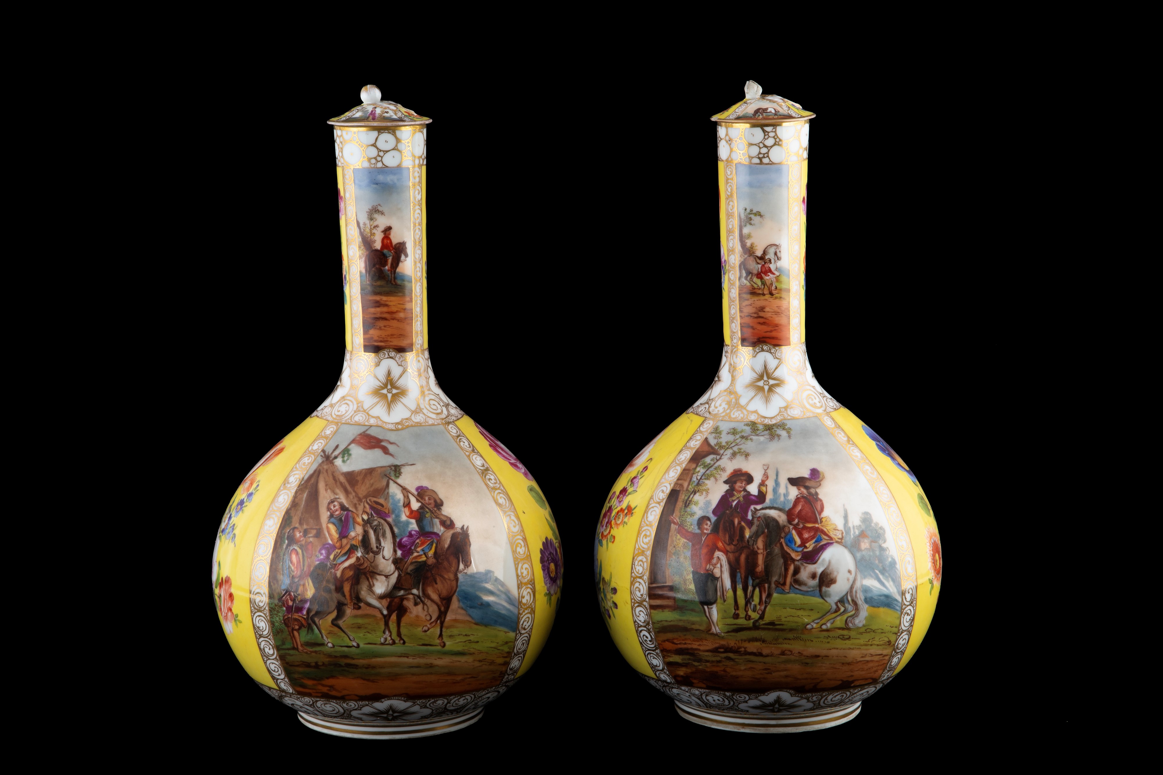 Due vasi a fondo giallo