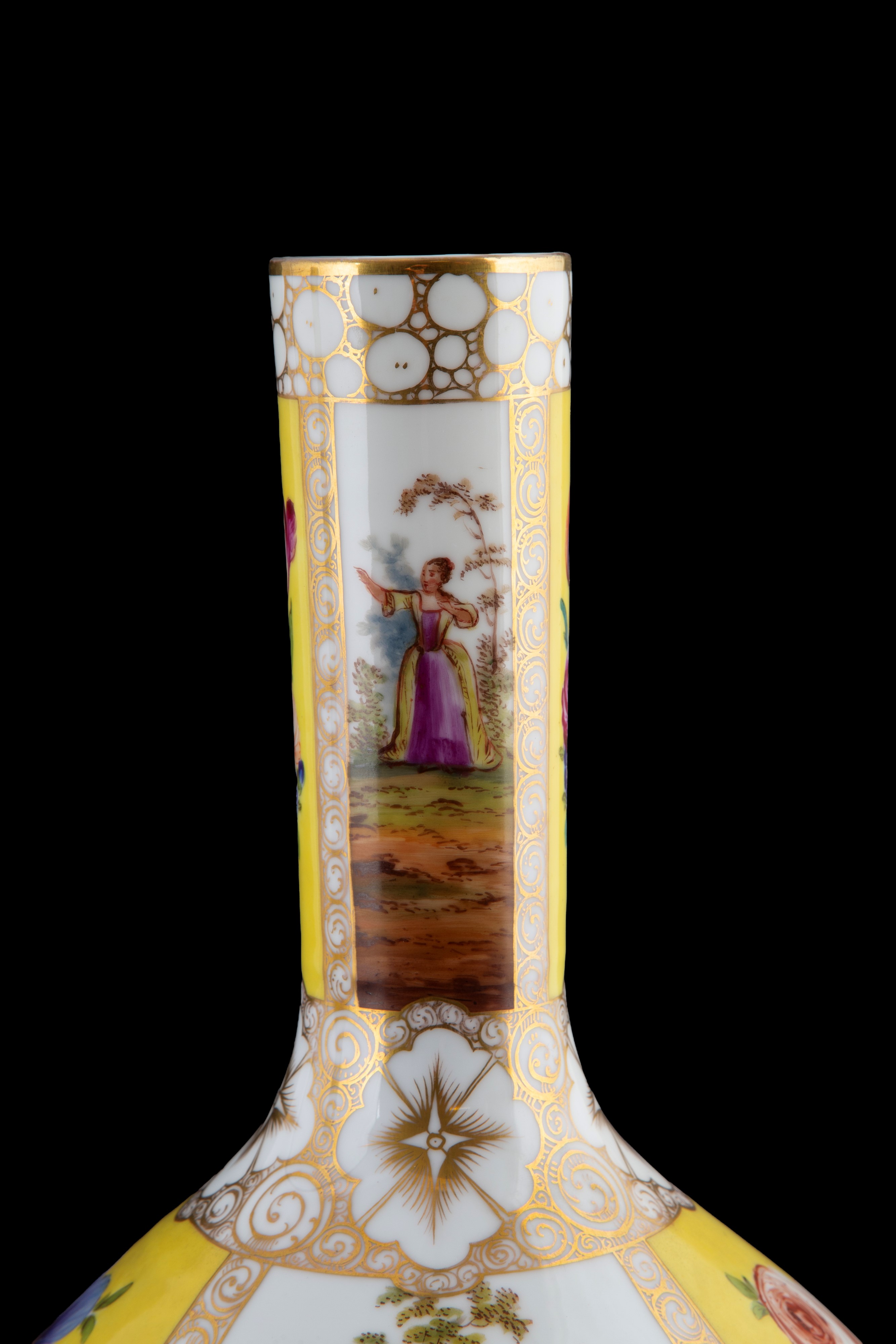 Due vasi a fondo giallo