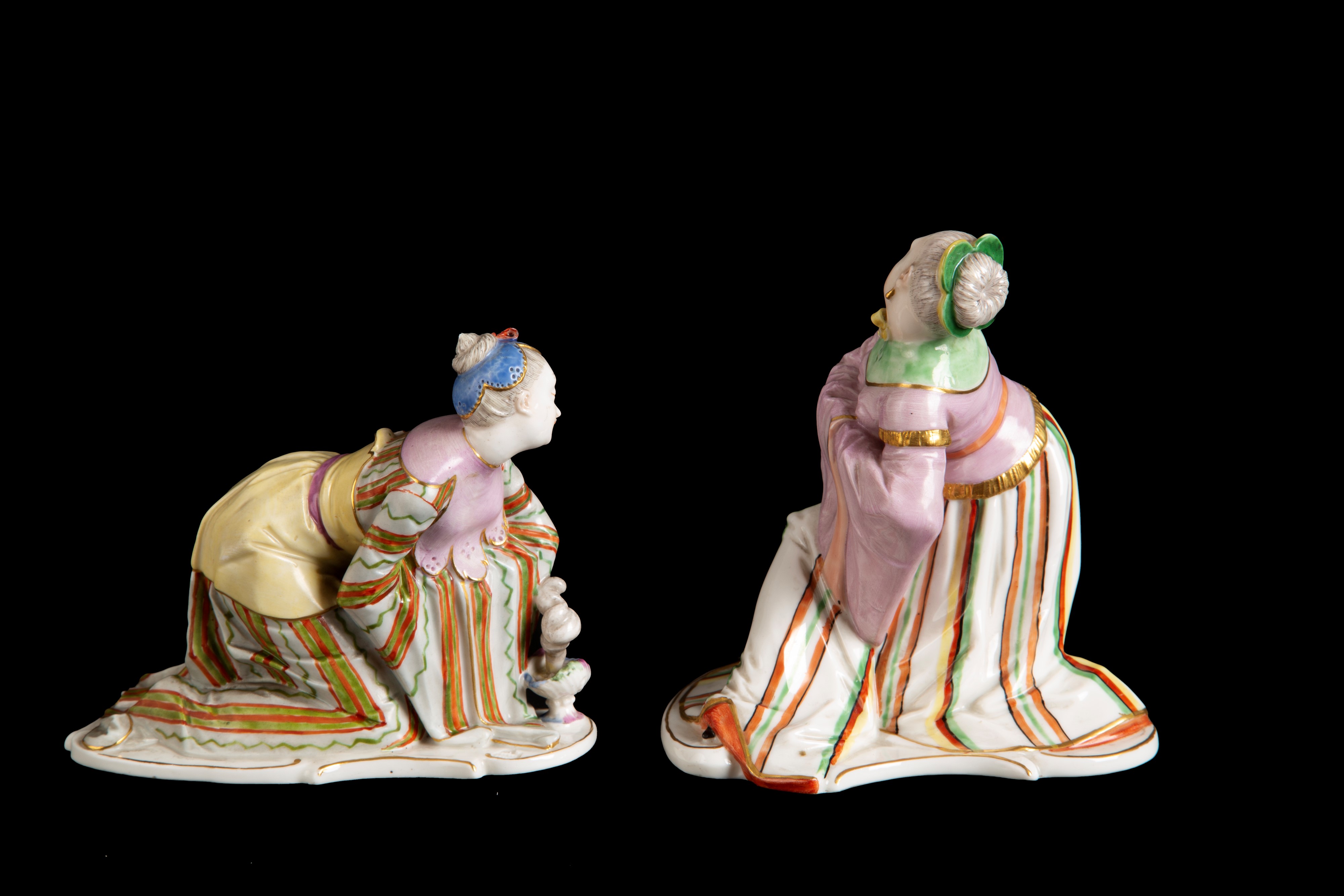 Due statuette in porcellana