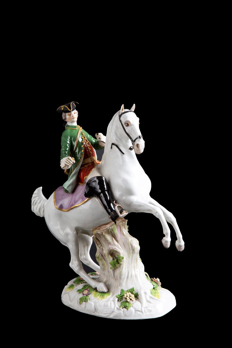 Statuetta in porcellana "GENTILUOMO A CAVALLO". MEISSEN