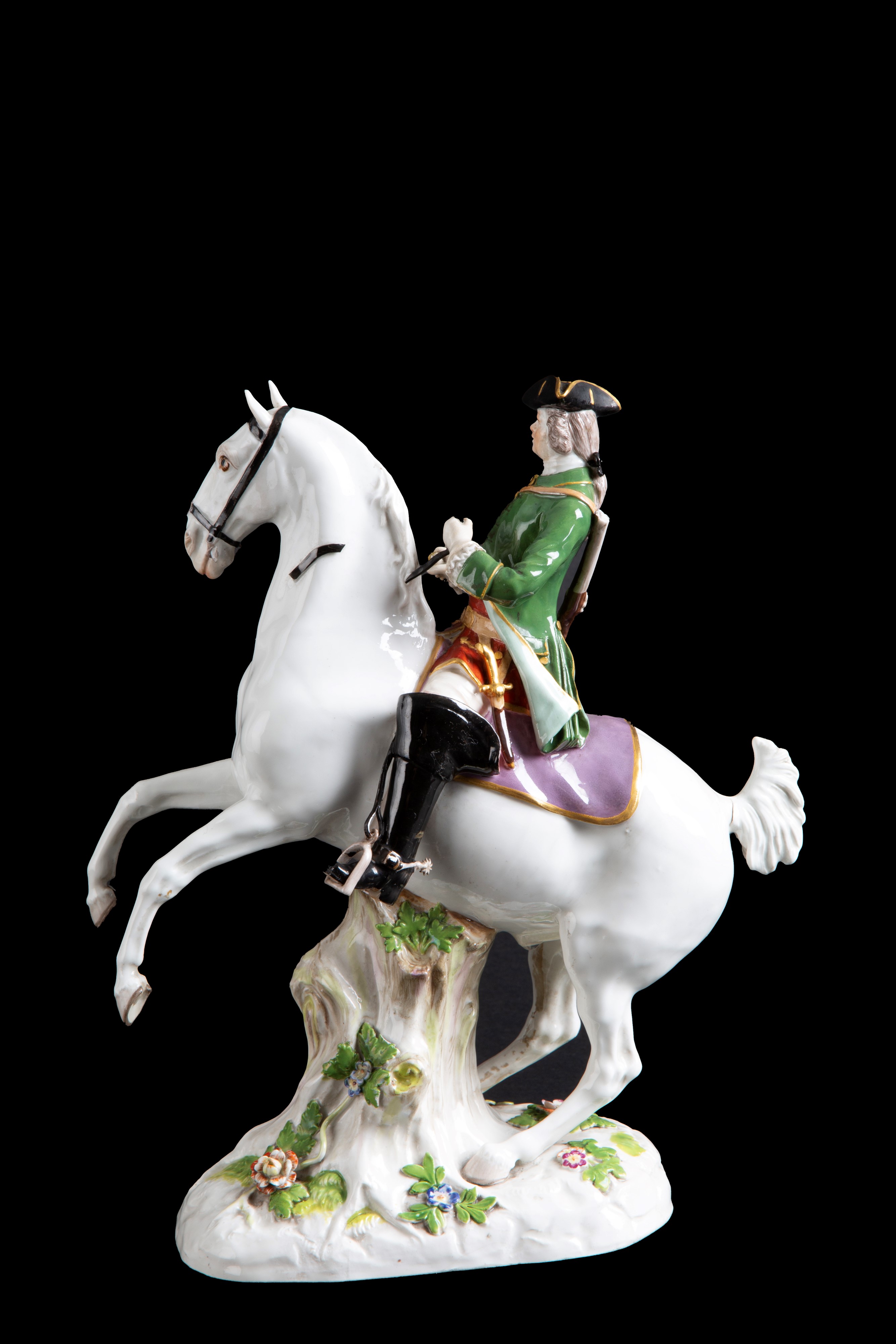 Statuetta in porcellana "GENTILUOMO A CAVALLO". MEISSEN