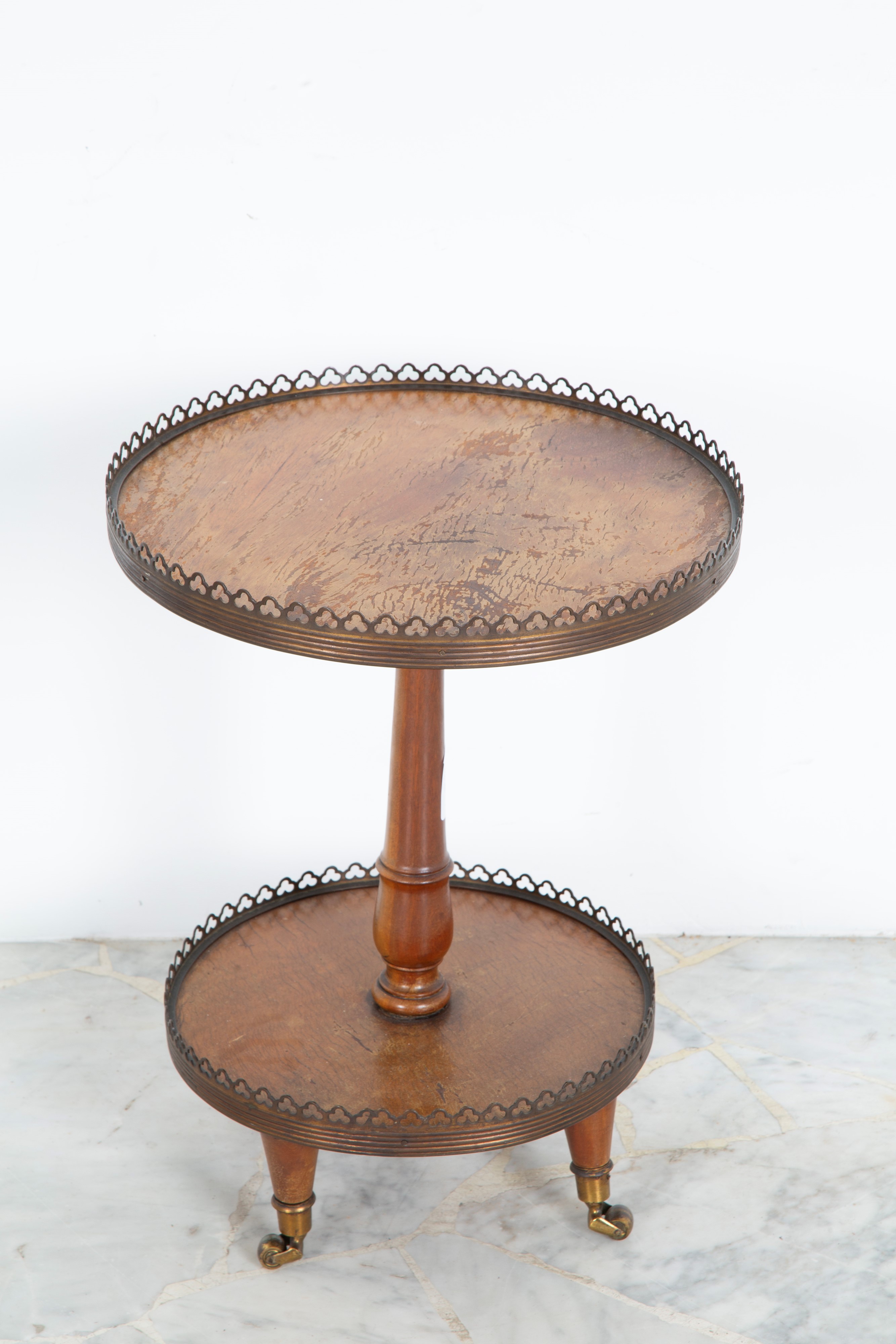 Etagère del XIX secolo, due ripiani circolari in legno con rotelline e guarnizioni in bronzo