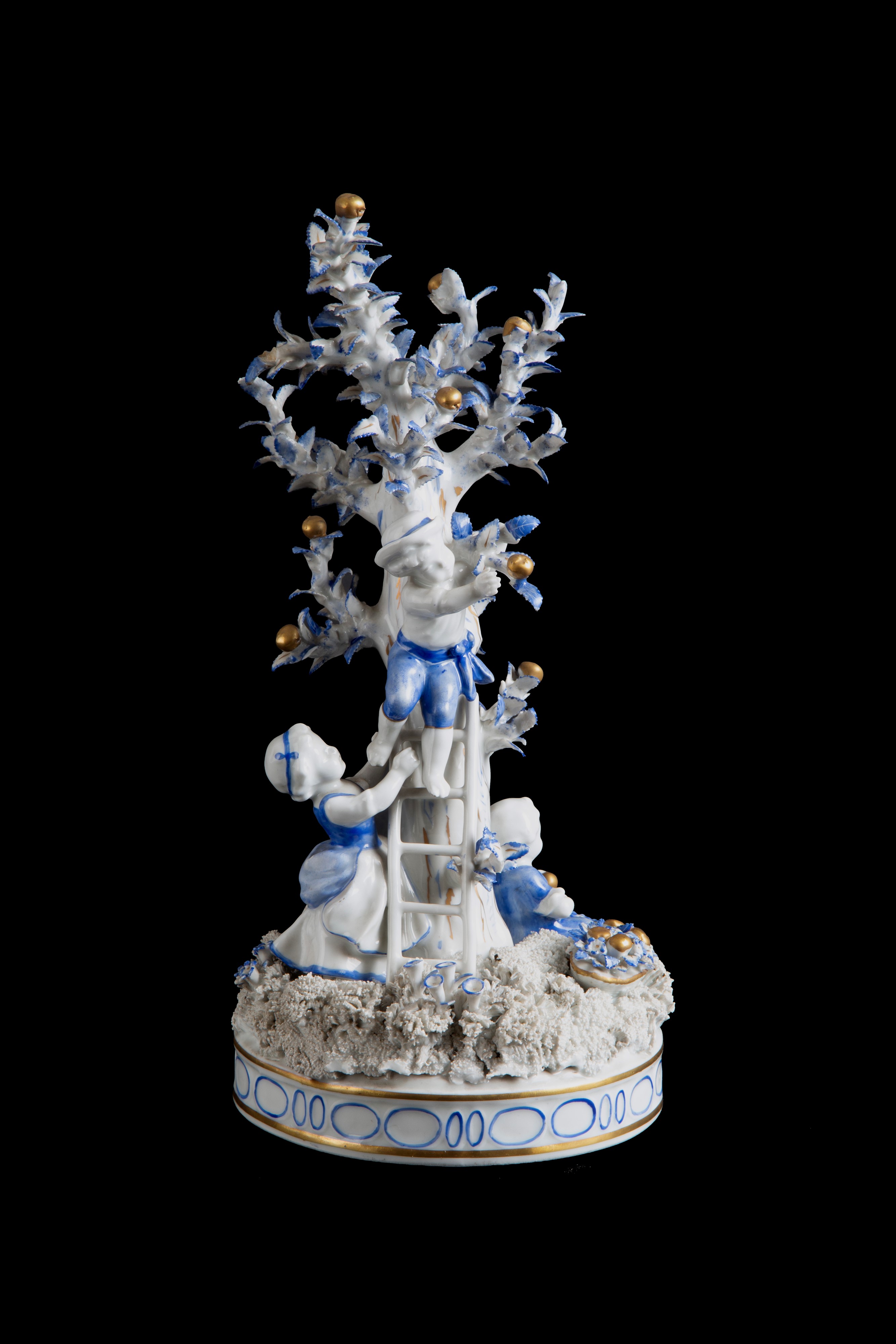 Gruppo in porcellana "RACCOLTA MELE". CAPODIMONTE