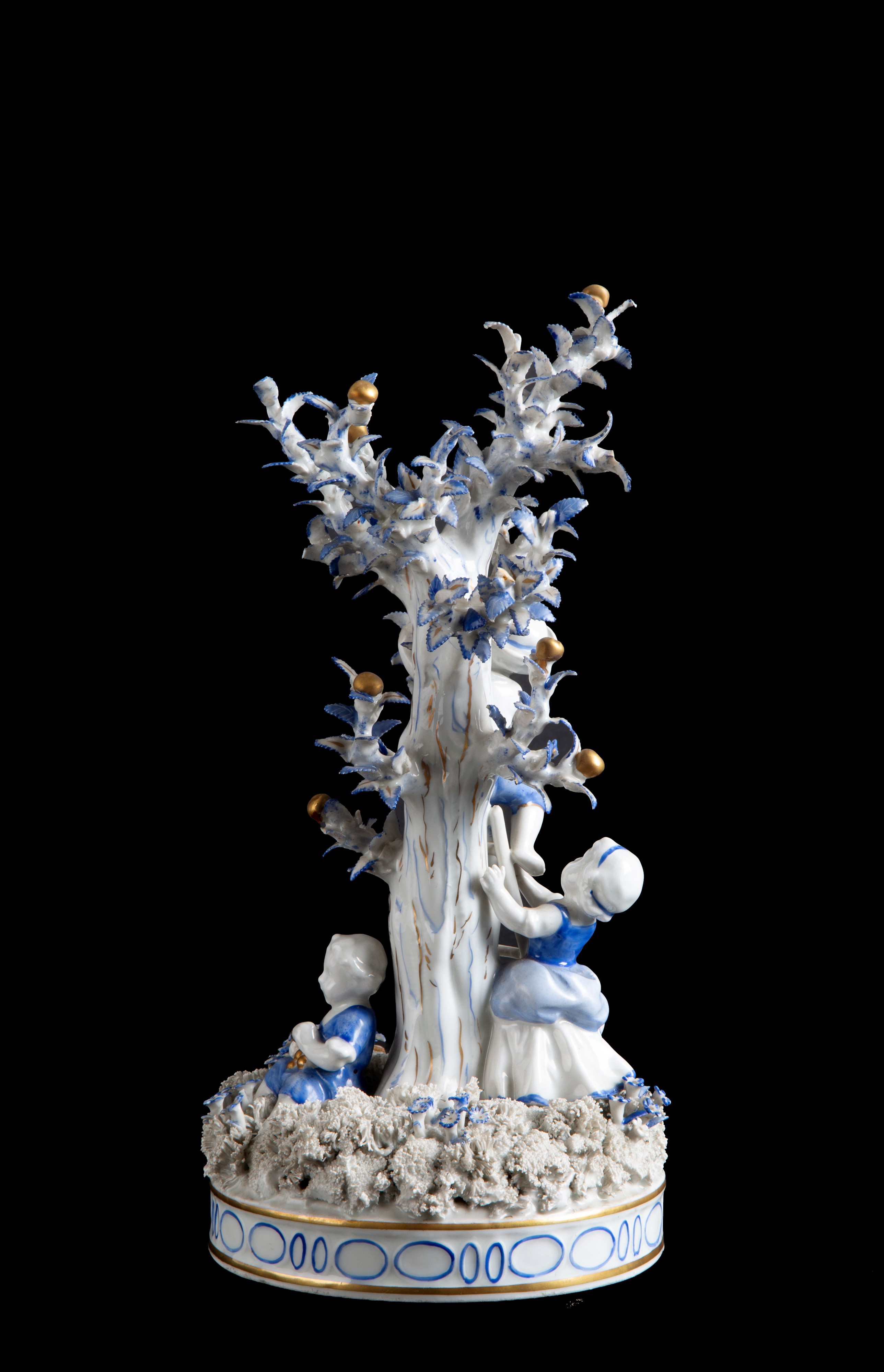 Gruppo in porcellana "RACCOLTA MELE". CAPODIMONTE