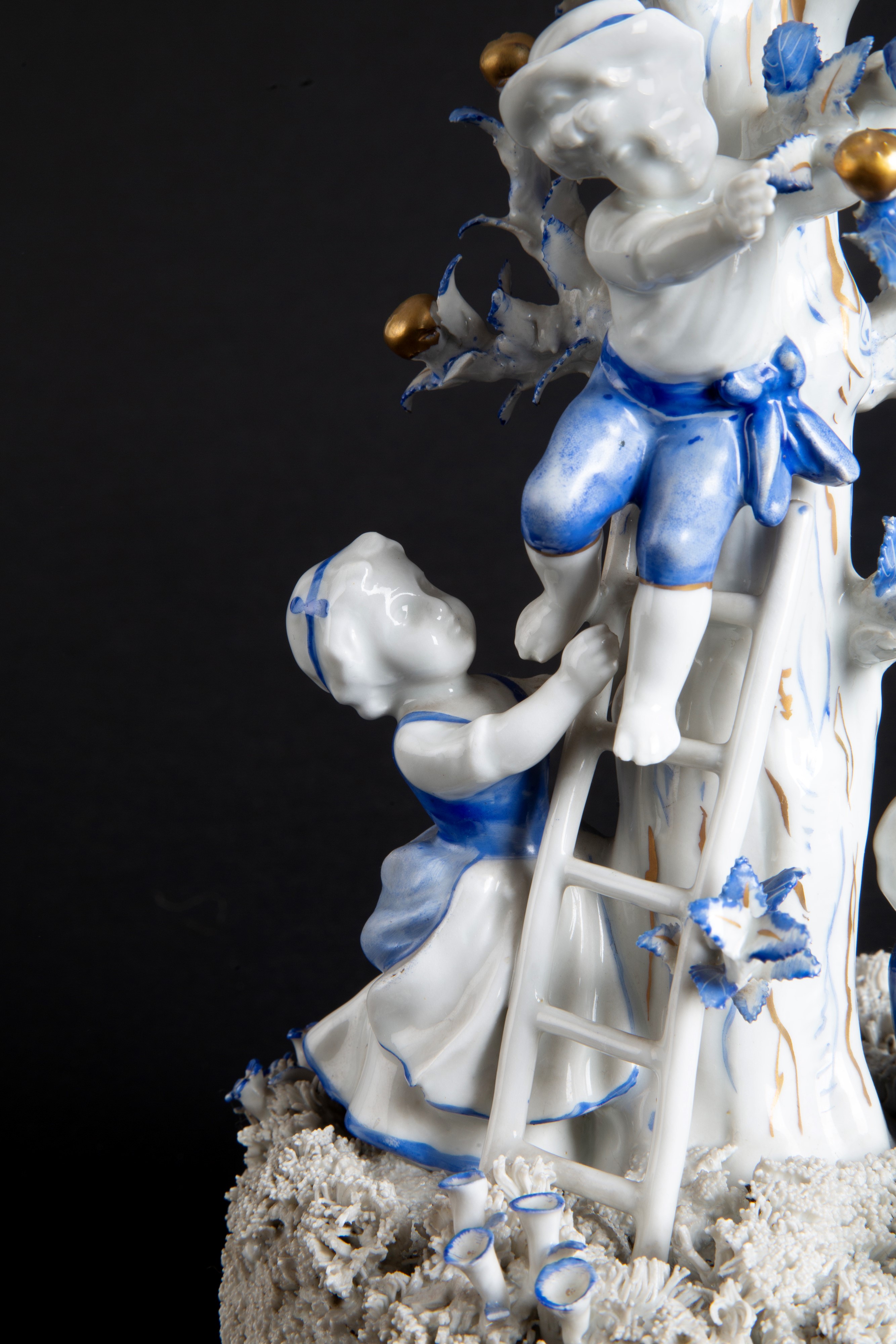 Gruppo in porcellana "RACCOLTA MELE". CAPODIMONTE