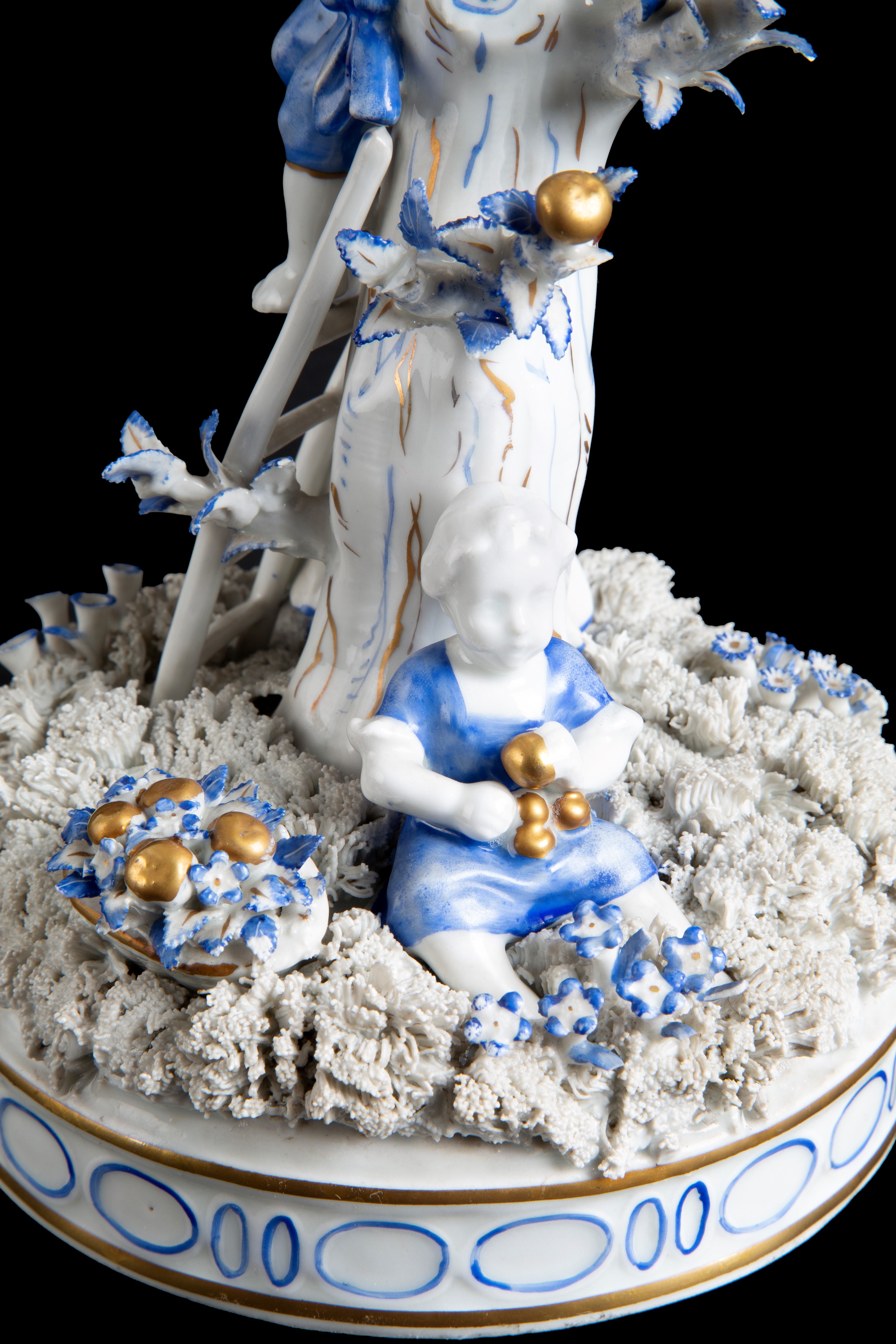 Gruppo in porcellana "RACCOLTA MELE". CAPODIMONTE