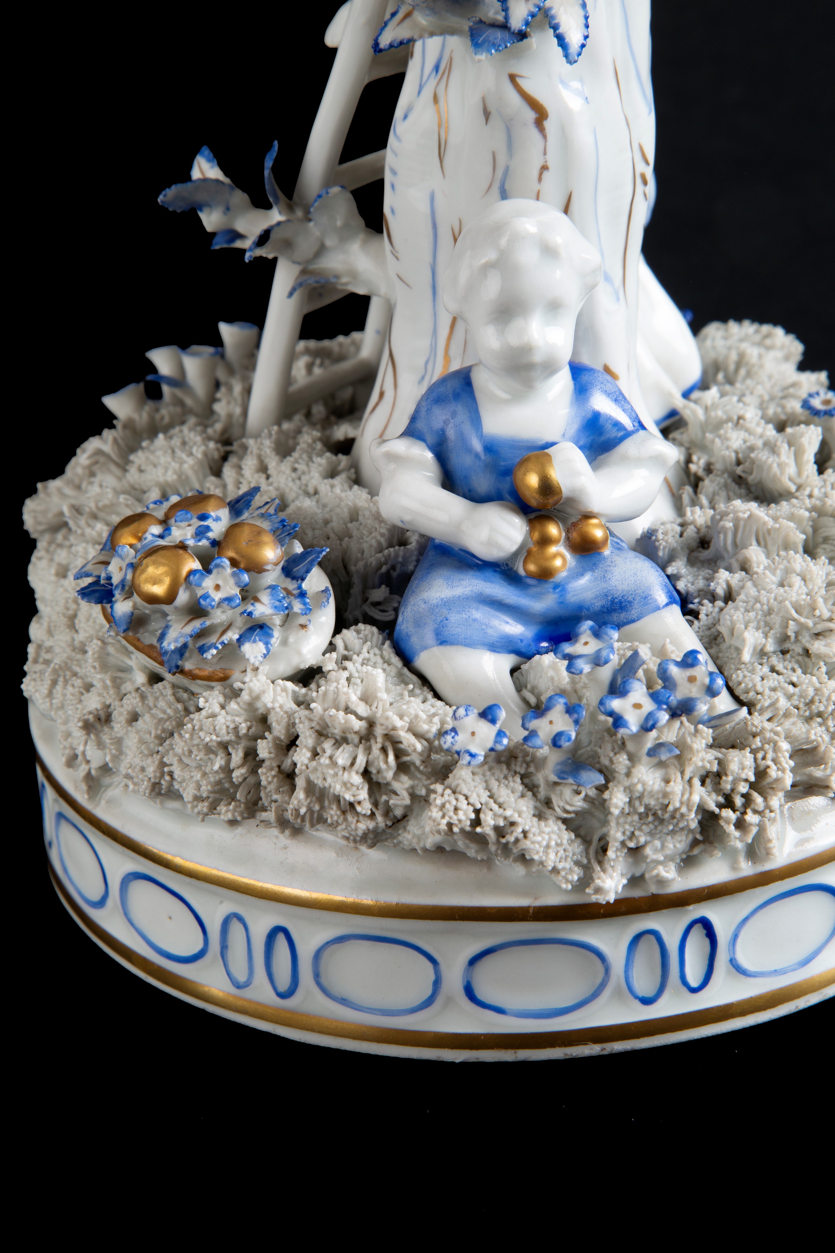 Gruppo in porcellana "RACCOLTA MELE". CAPODIMONTE