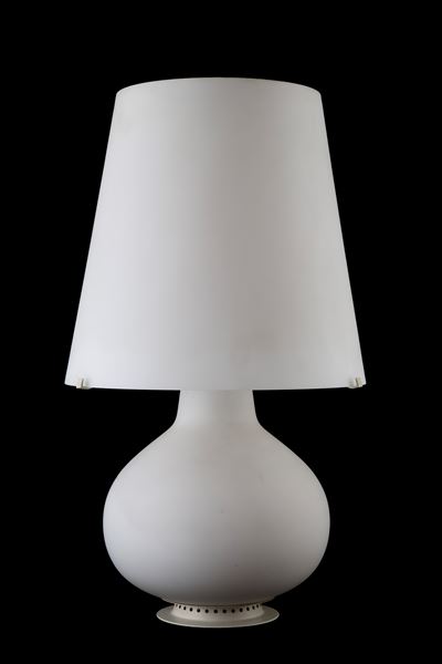 Lampada da tavolo mod. 1853 in vetro opalino satinato e metallo verniciato