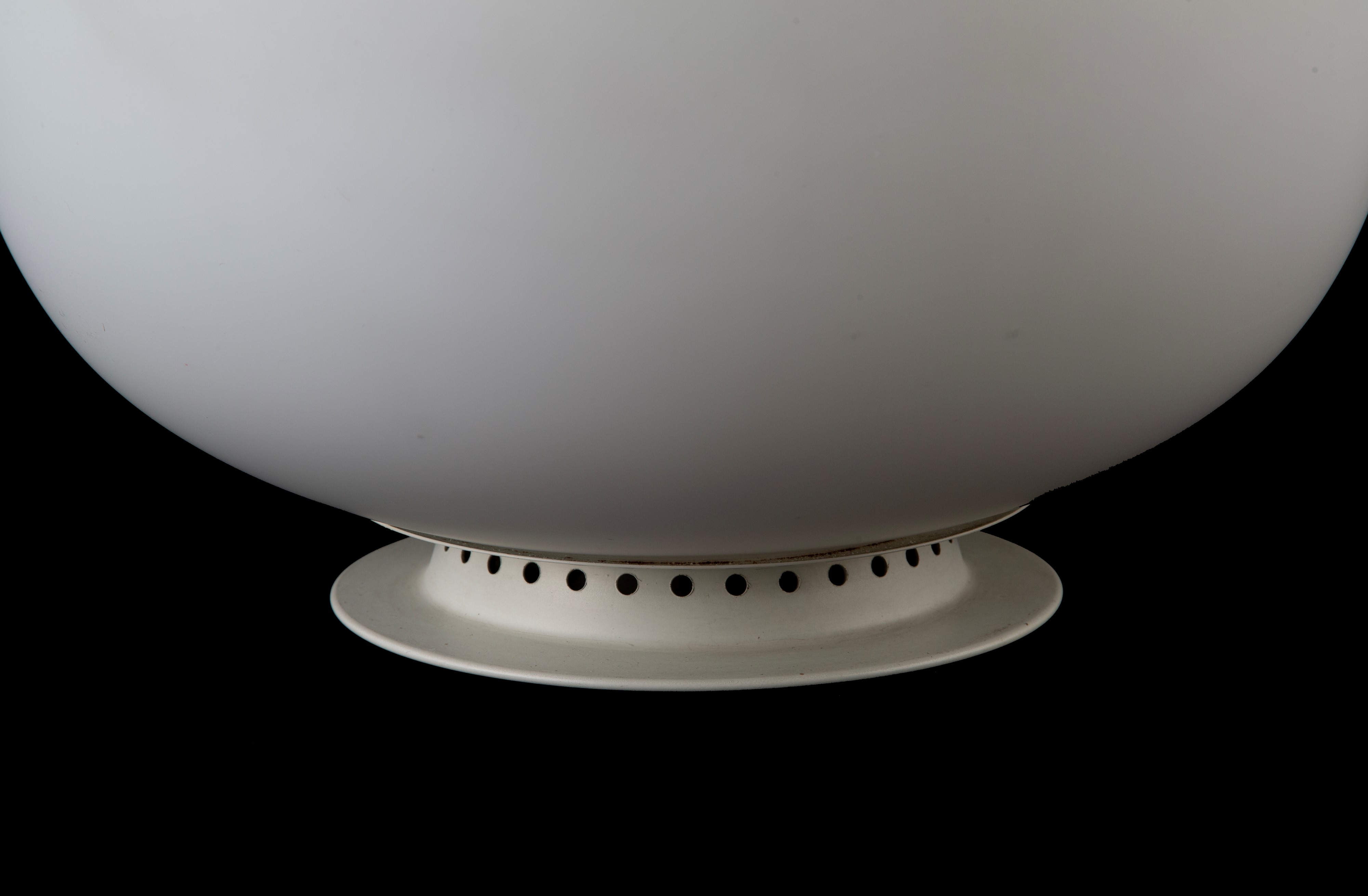 Max Ingrand - Lampada da tavolo mod. 1853 in vetro opalino satinato e metallo verniciato