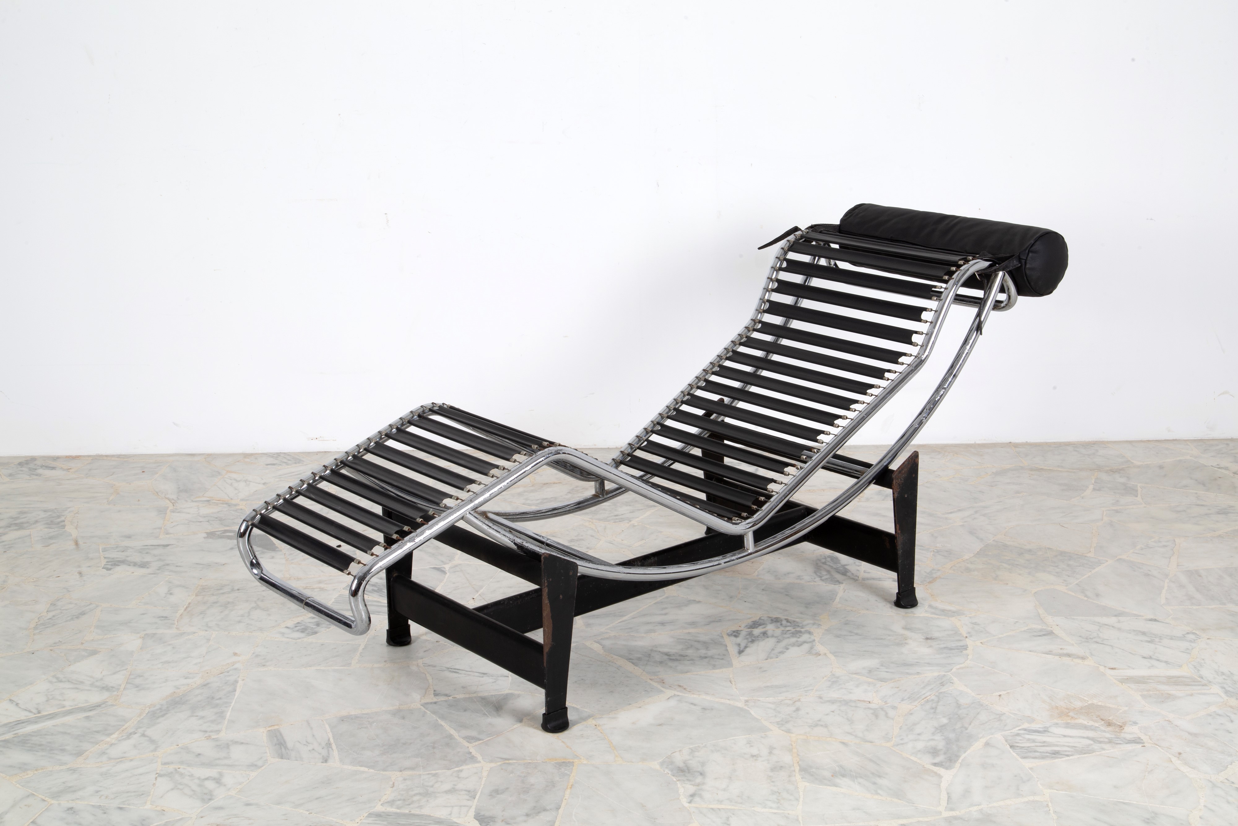 Pierre Jeanneret e Charlotte Perriand, Chaise longue LC4 per Cassina
