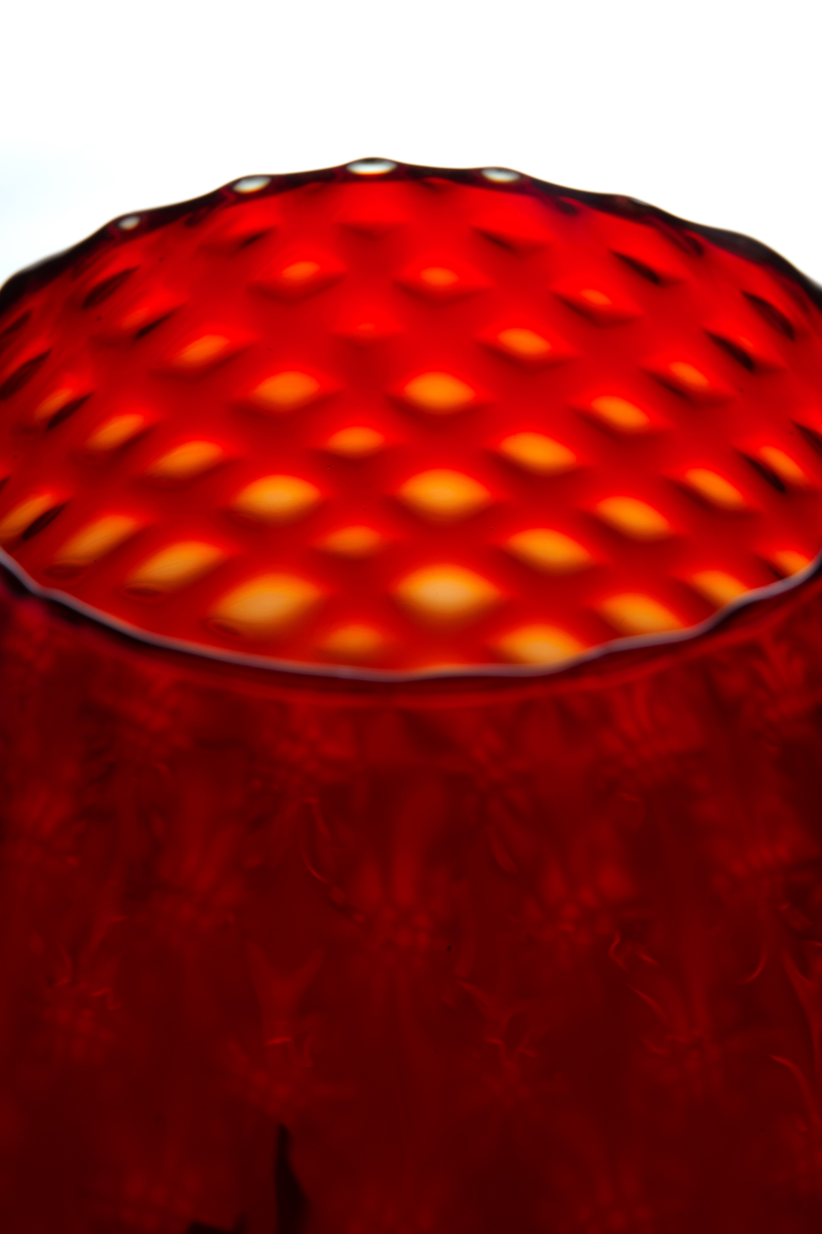 Vaso in vetro rosso con piede trasparente, XX secolo