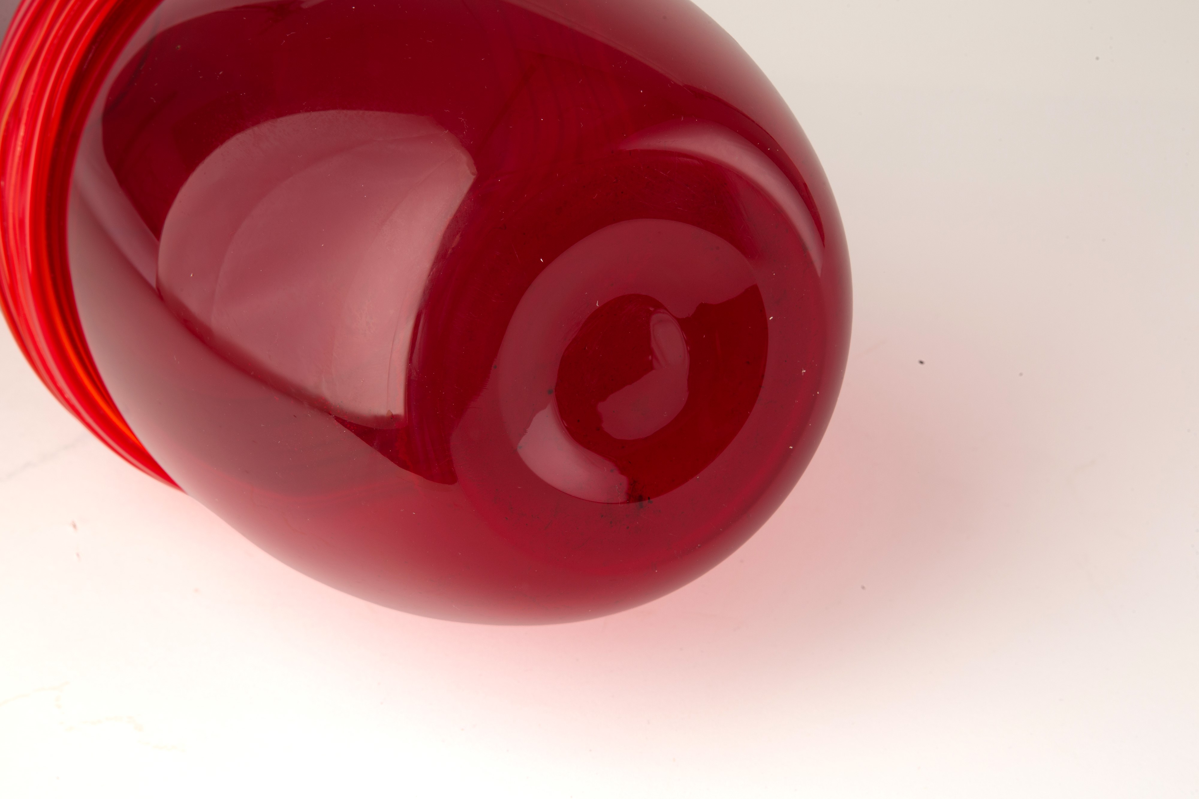 Vaso in vetro di Murano, rosso con applicazioni, XX secolo