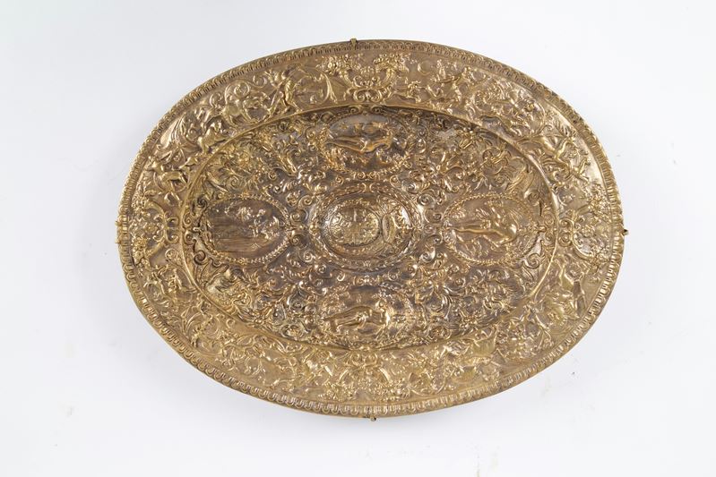 Piatto in bronzo dorato, fuso a cera persa XIX secolo