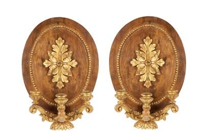 Coppia di applique a scudo, legno scolpito e parzialmente dorato, XIX secolo