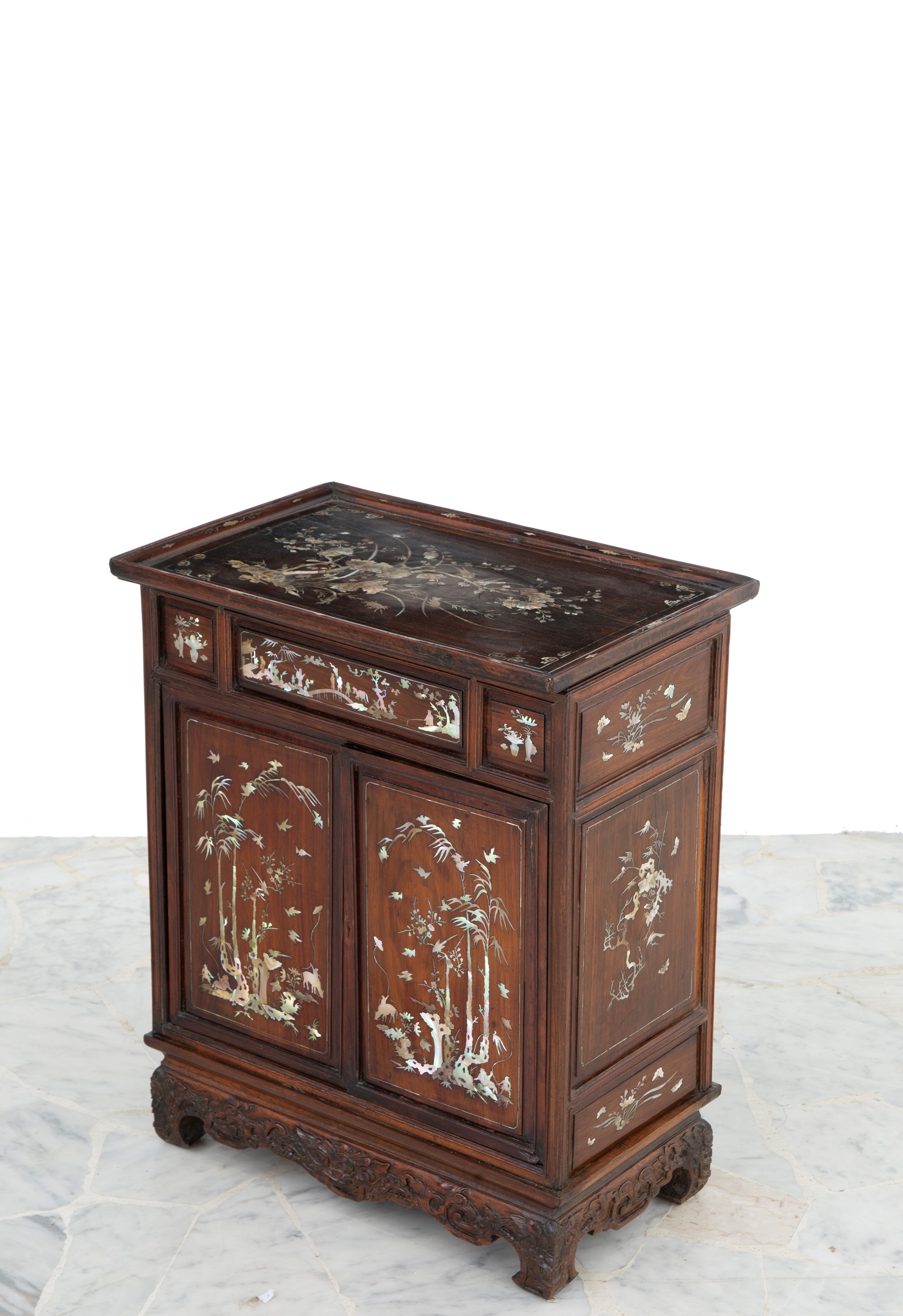 Credenzino intarsiato in madreperla