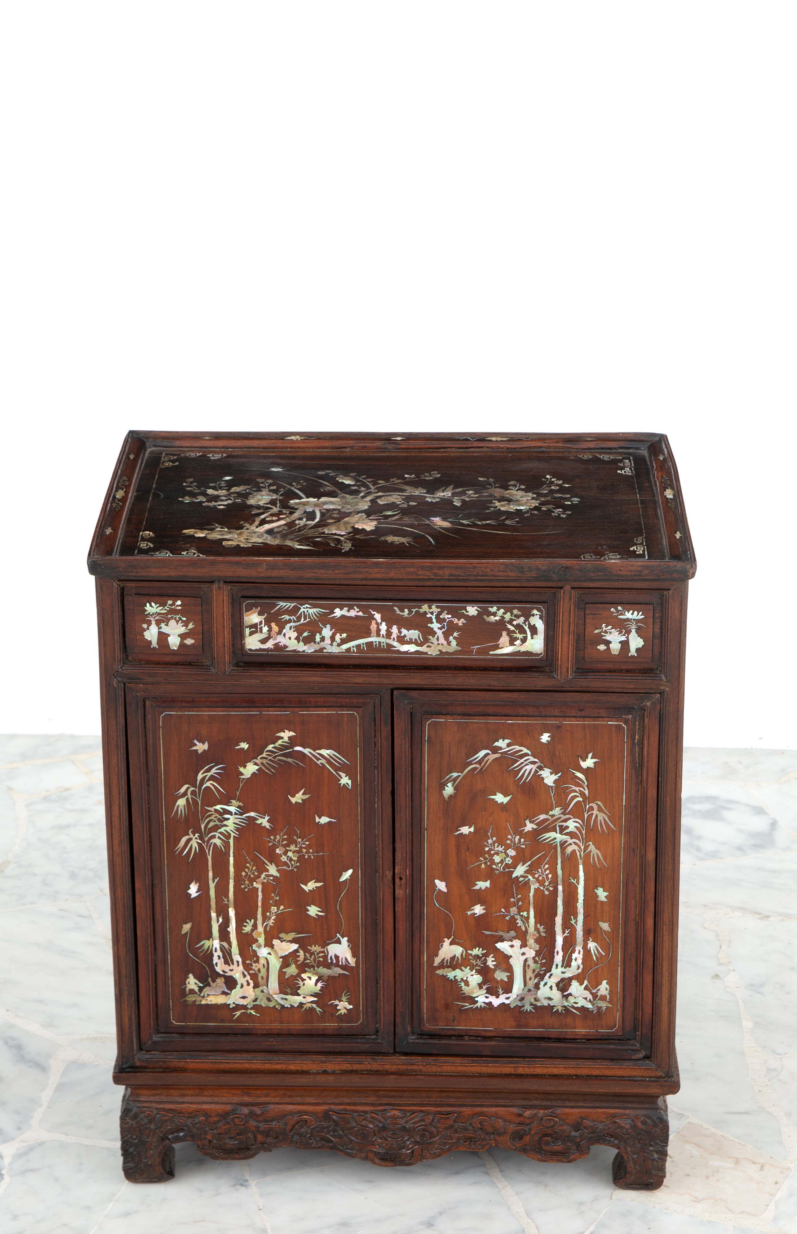 Credenzino intarsiato in madreperla