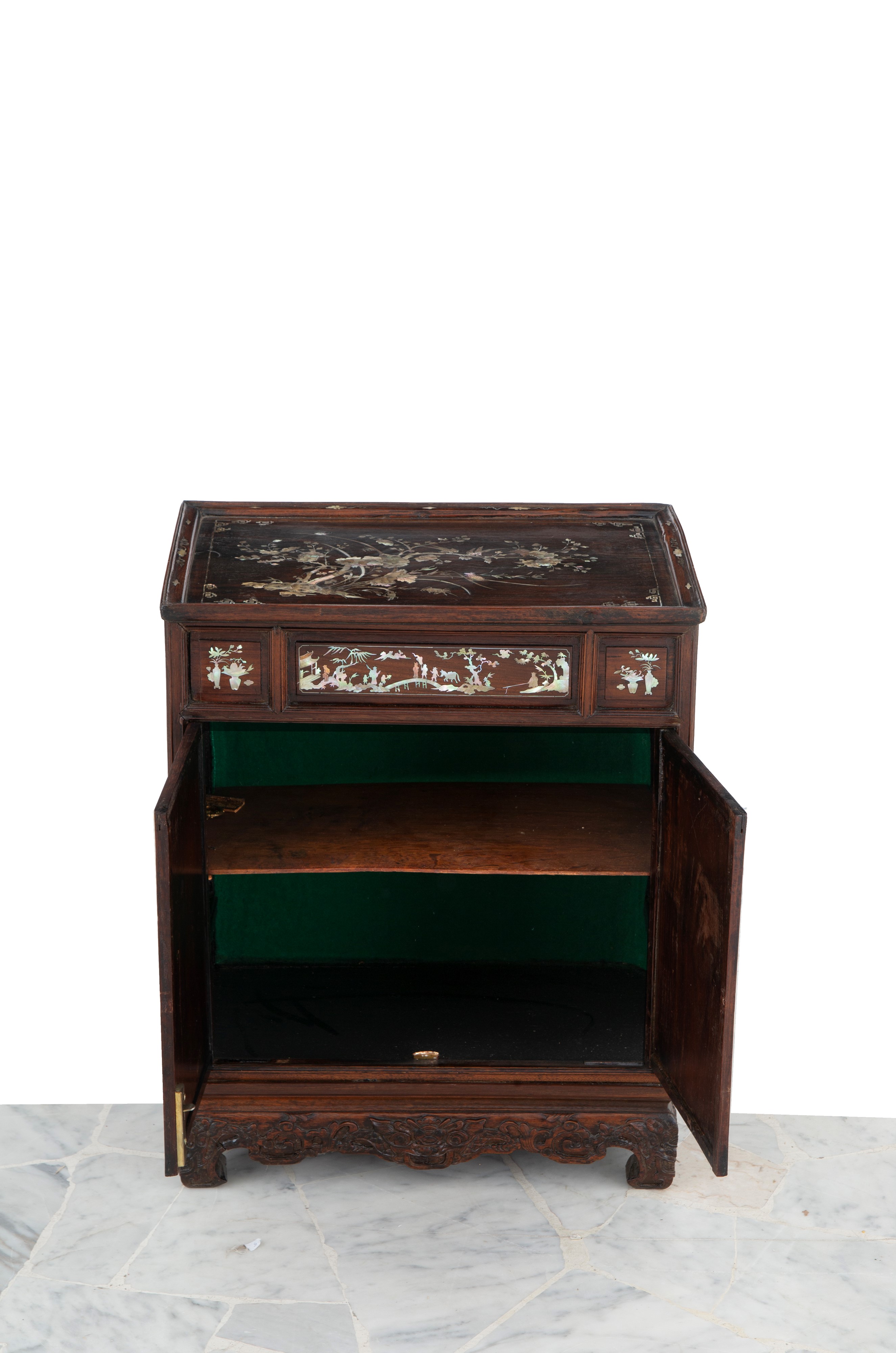 Credenzino intarsiato in madreperla