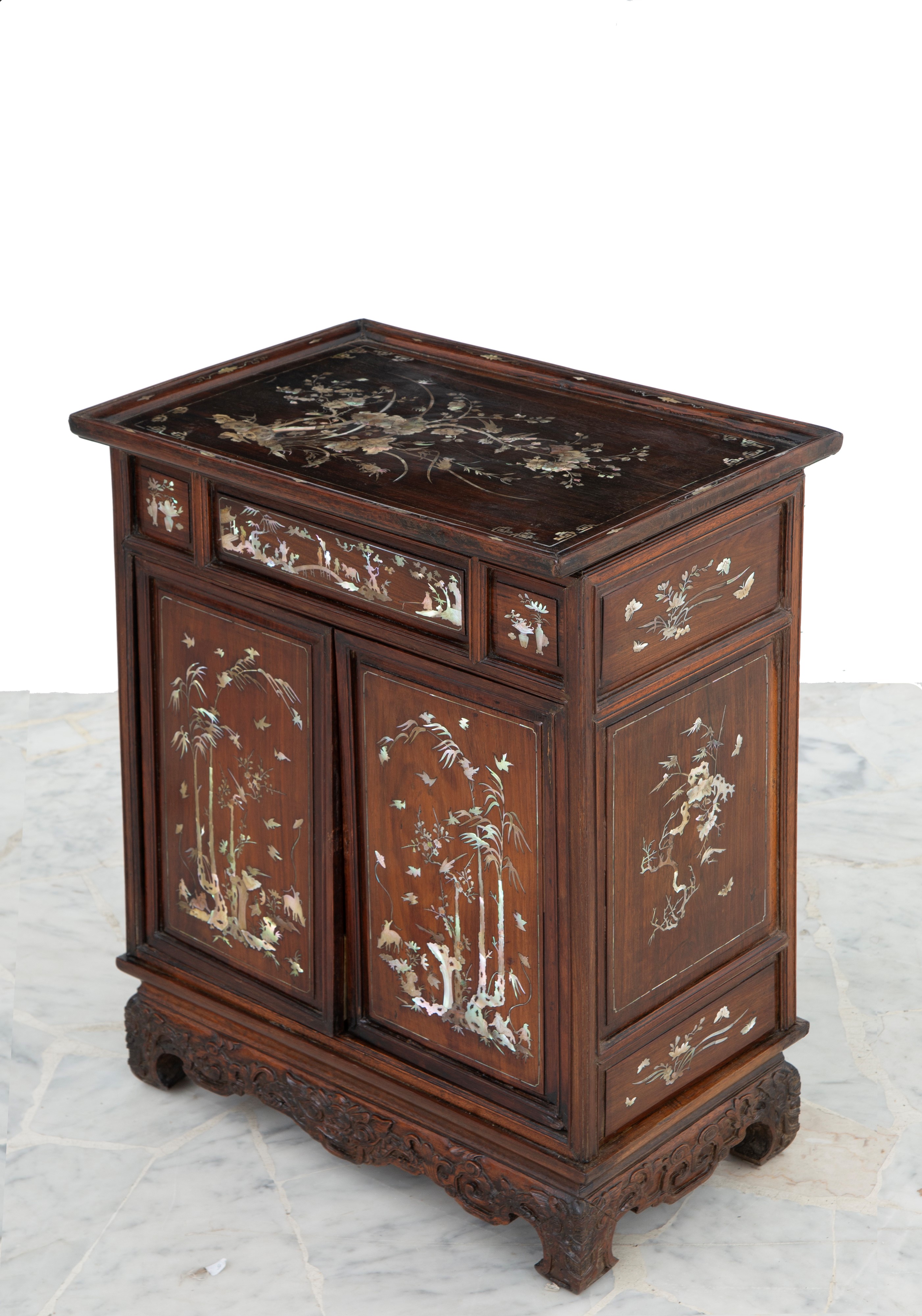 Credenzino intarsiato in madreperla