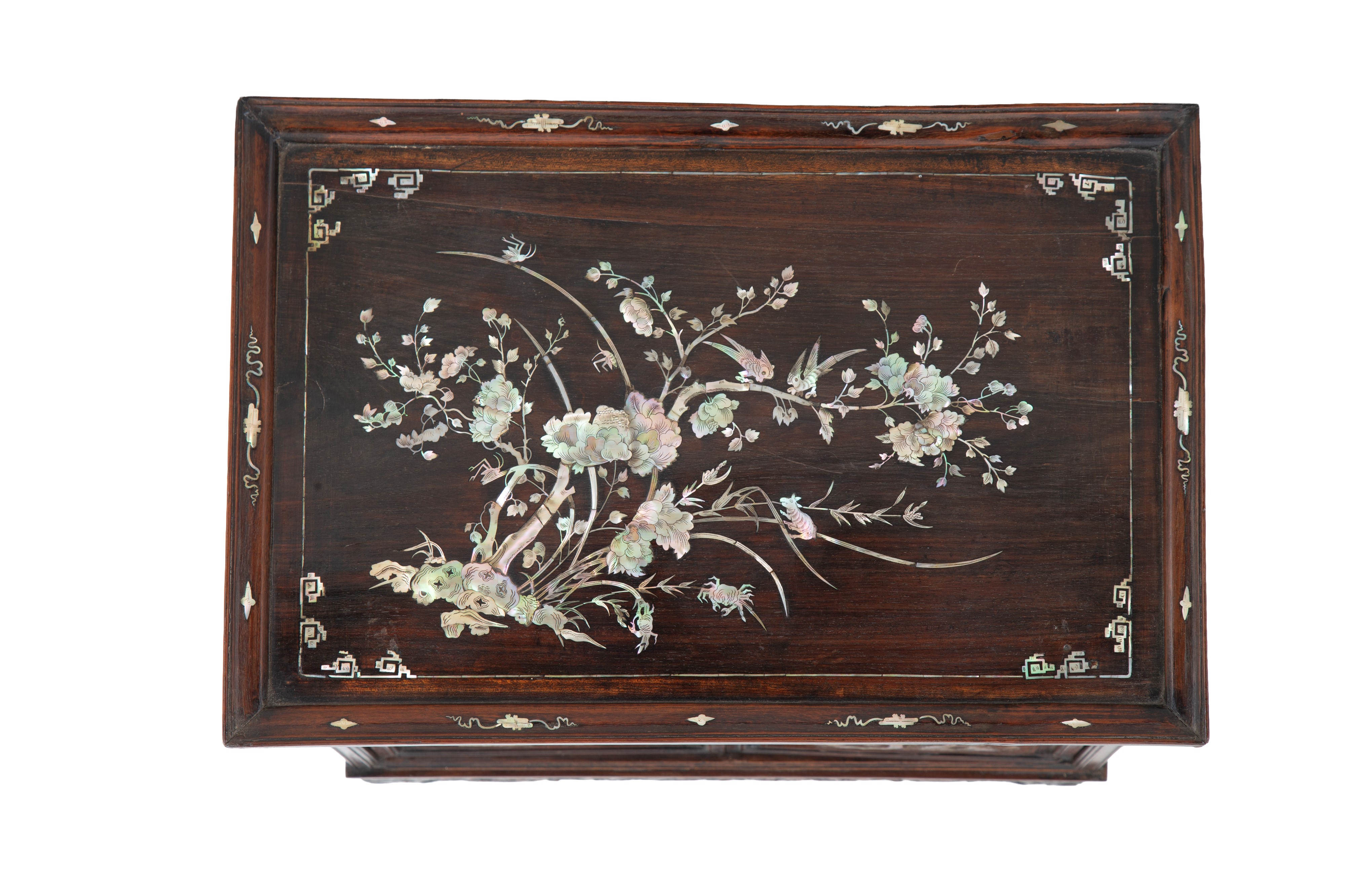 Credenzino intarsiato in madreperla