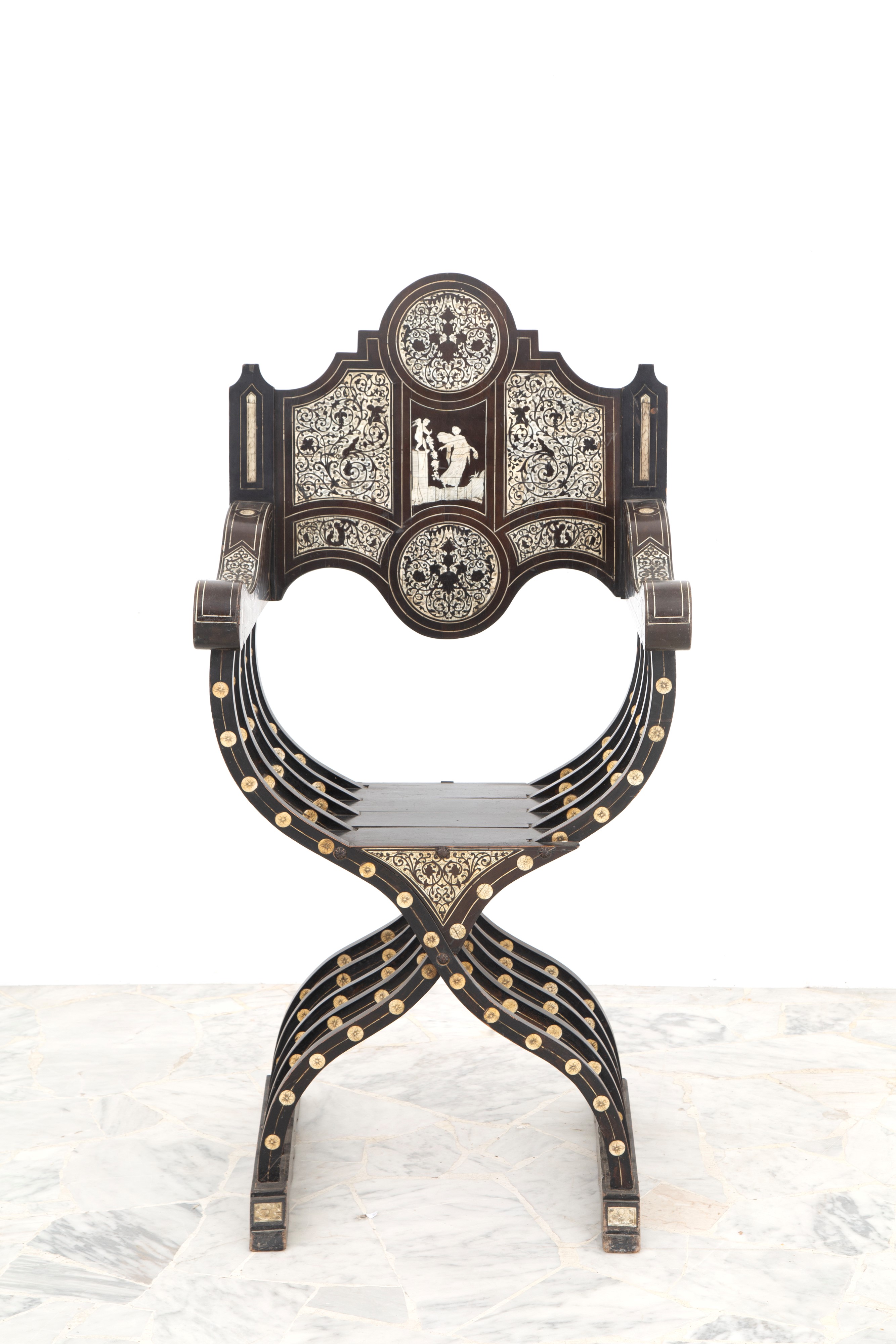 Una poltrona e due sedie intarsiate in avorio