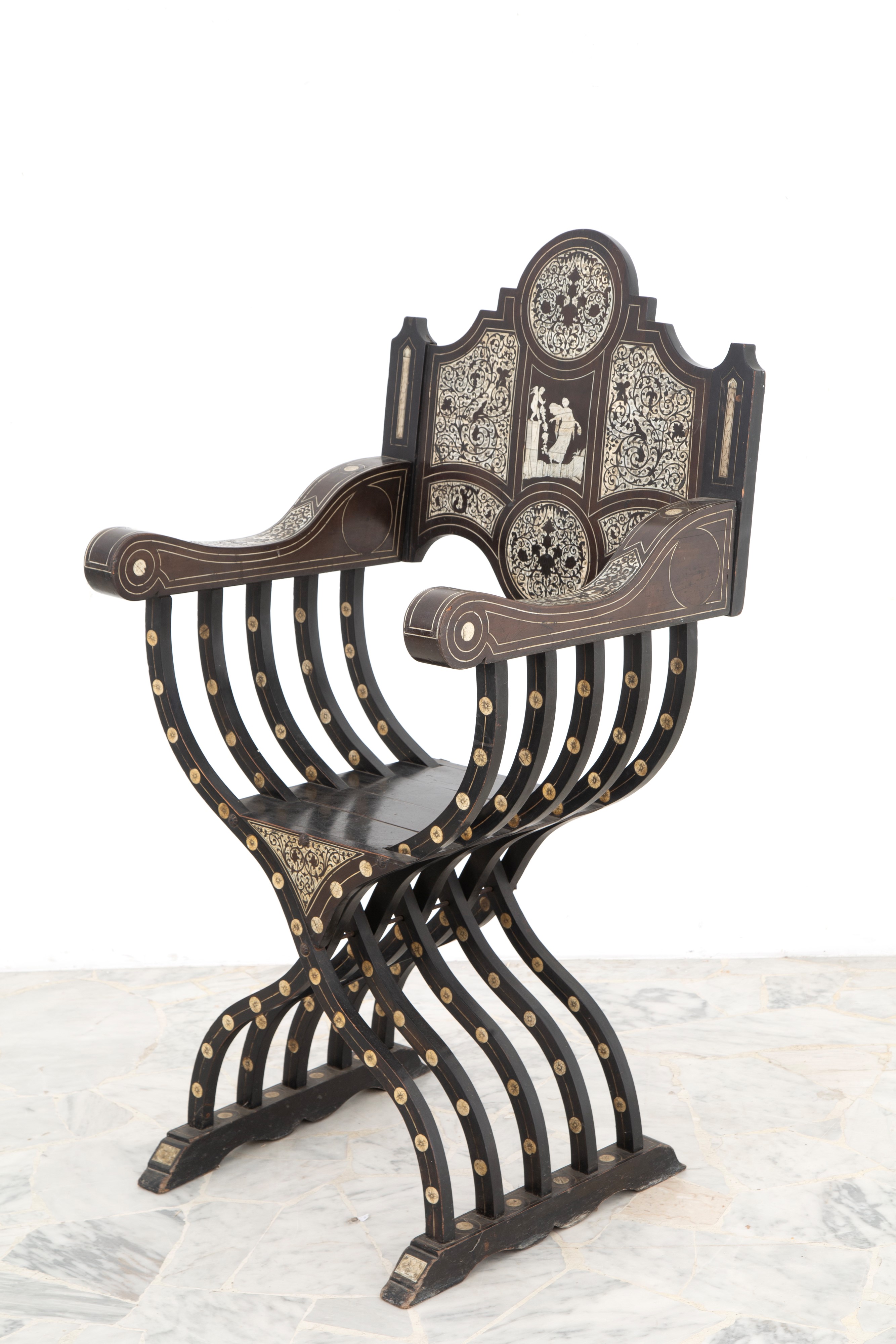 Una poltrona e due sedie intarsiate in avorio