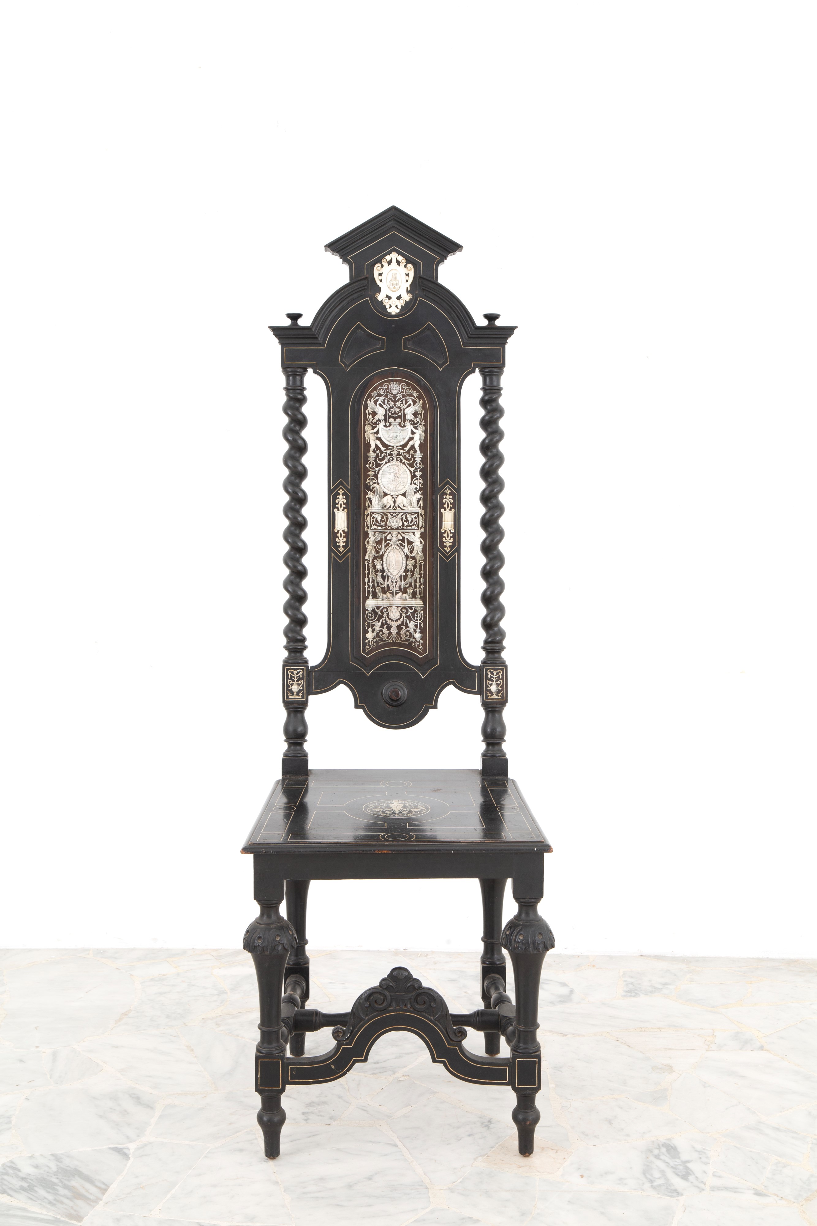 Una poltrona e due sedie intarsiate in avorio