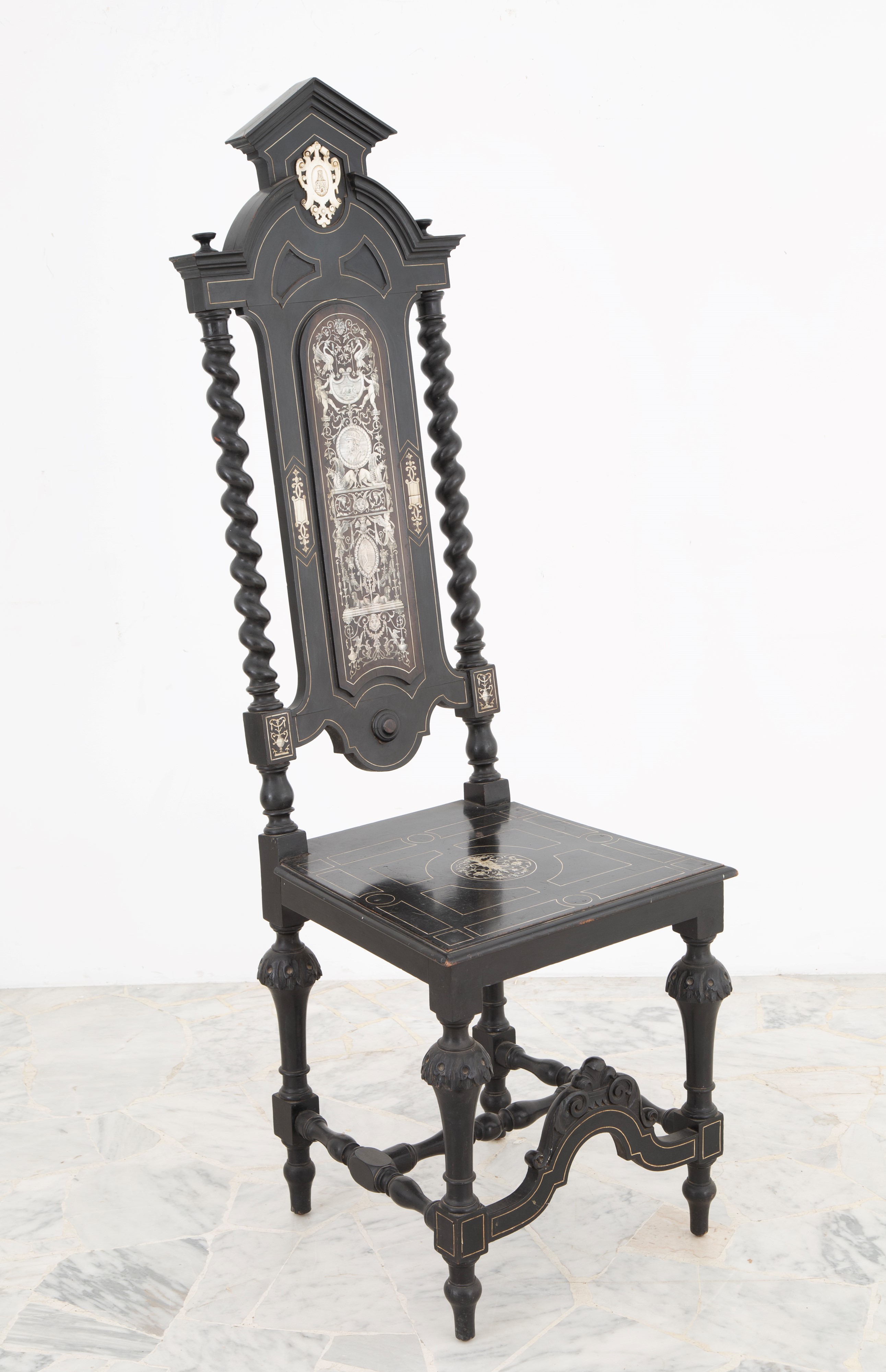 Una poltrona e due sedie intarsiate in avorio