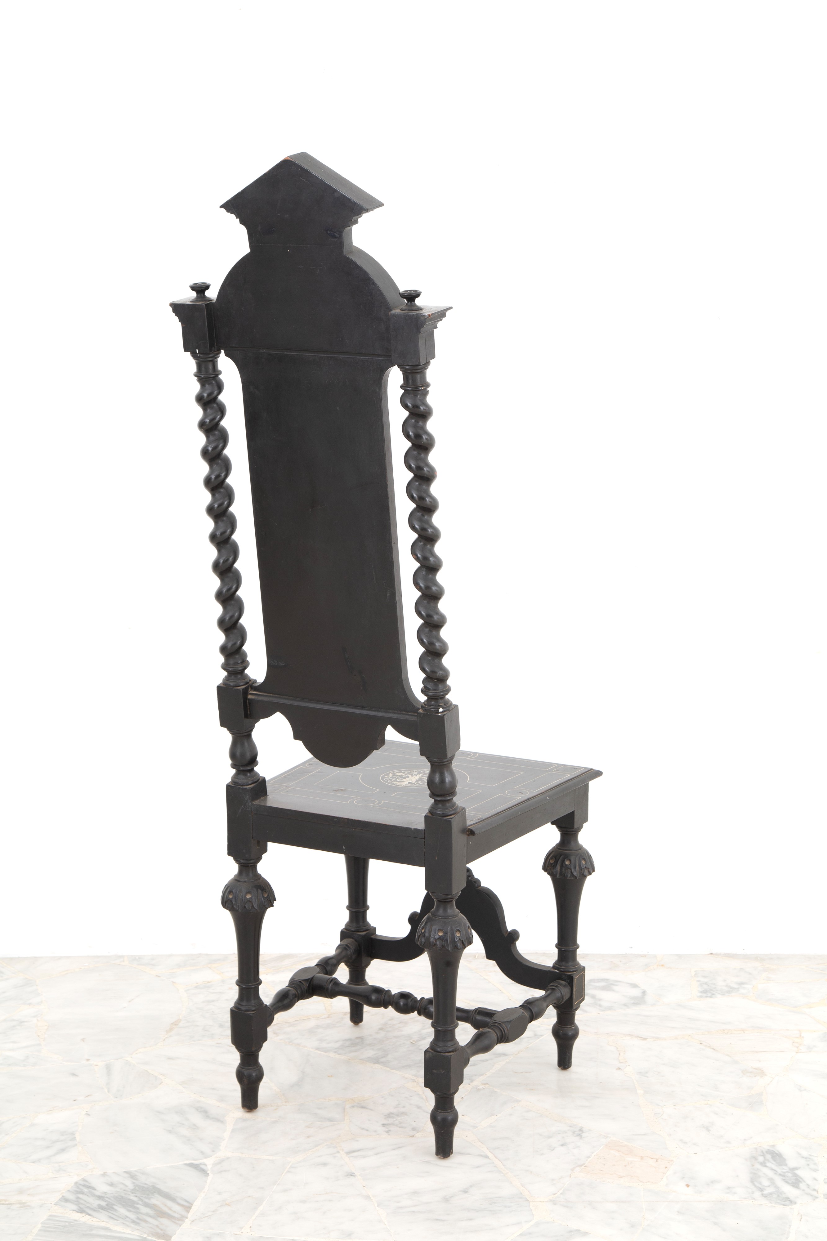 Una poltrona e due sedie intarsiate in avorio