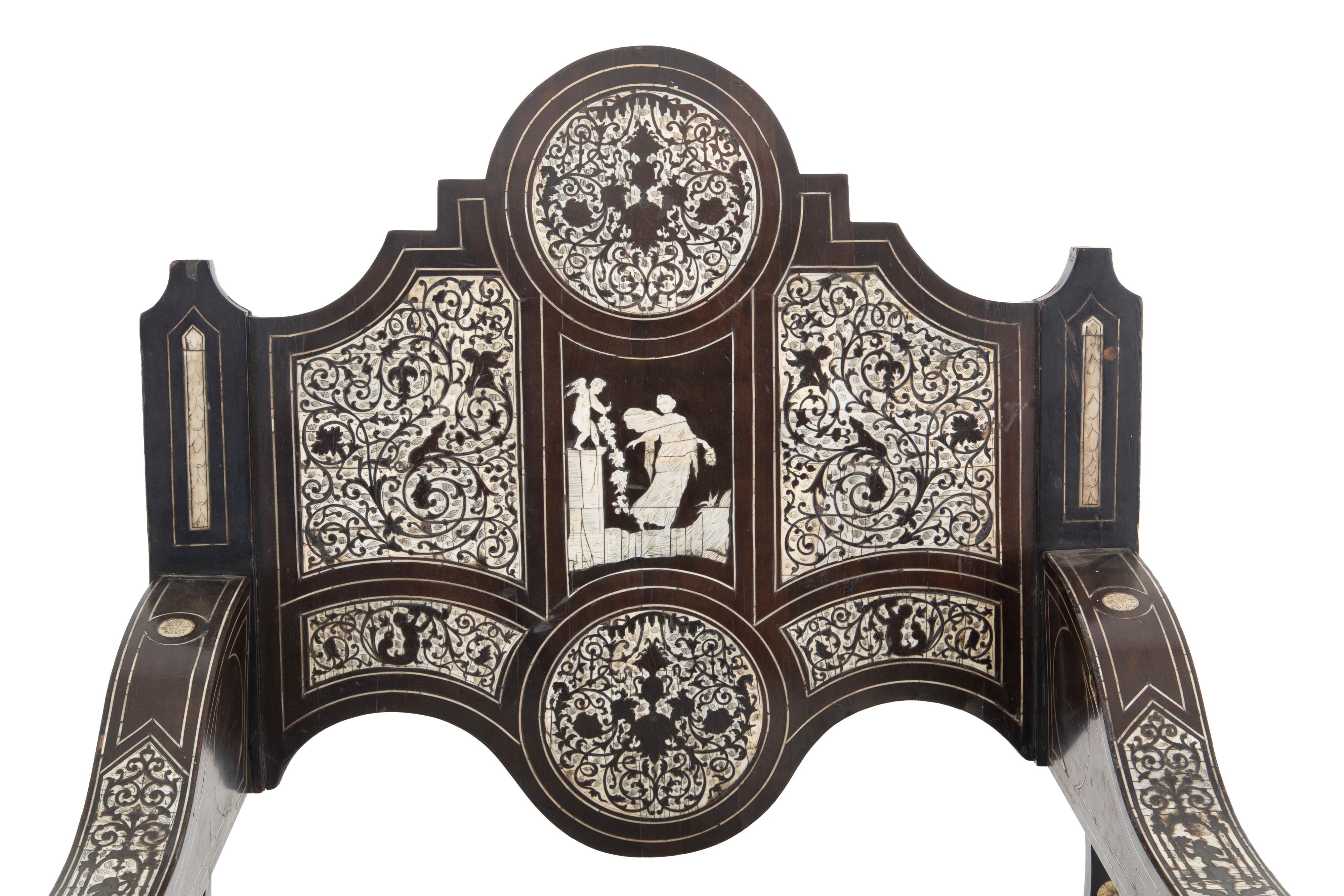 Una poltrona e due sedie intarsiate in avorio