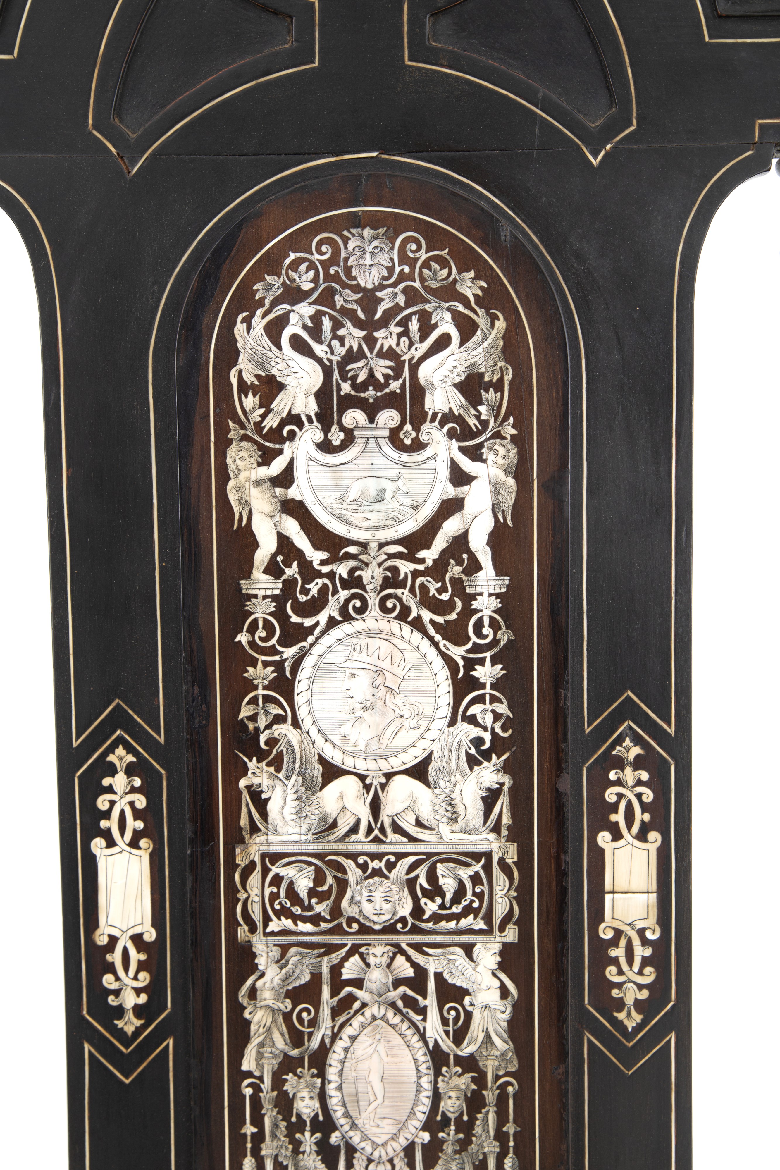 Una poltrona e due sedie intarsiate in avorio