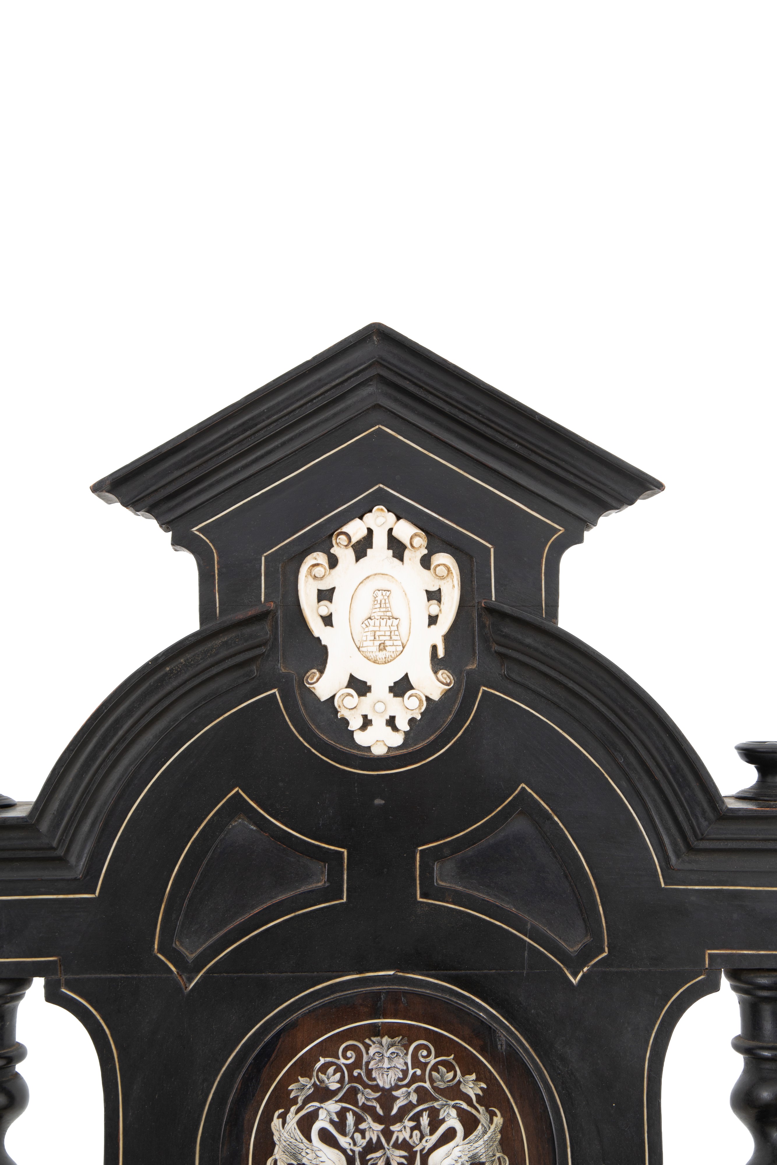 Una poltrona e due sedie intarsiate in avorio