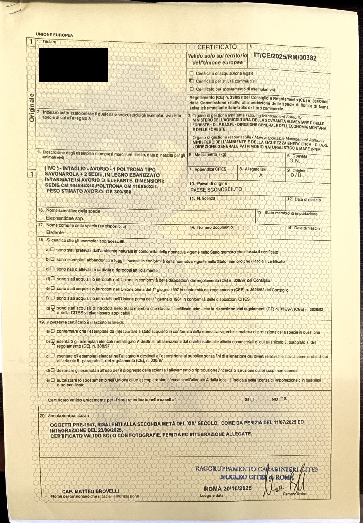 Una poltrona e due sedie intarsiate in avorio